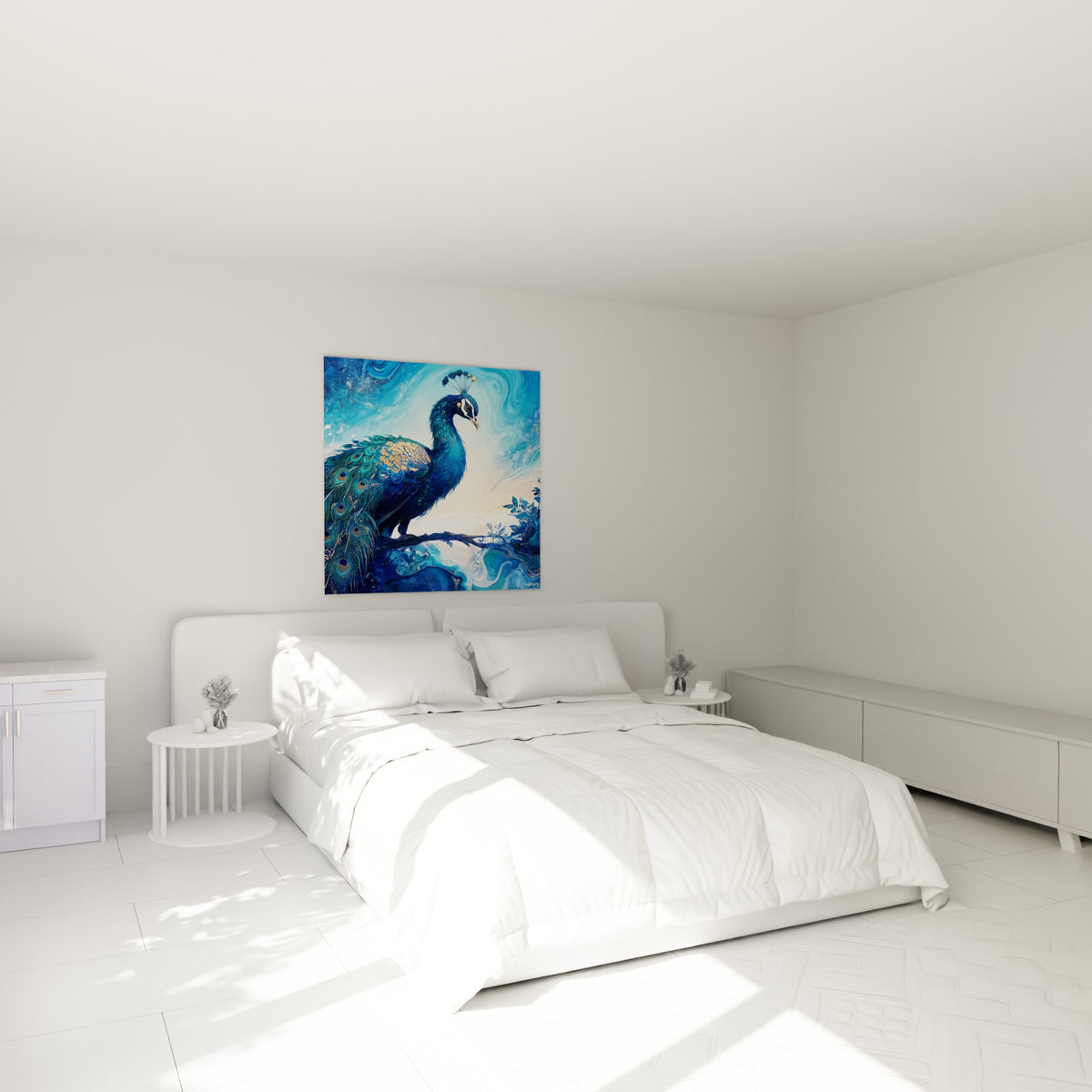 Paon turquoise aux motifs dorés déployé au-dessus d'un lit dans une chambre claire