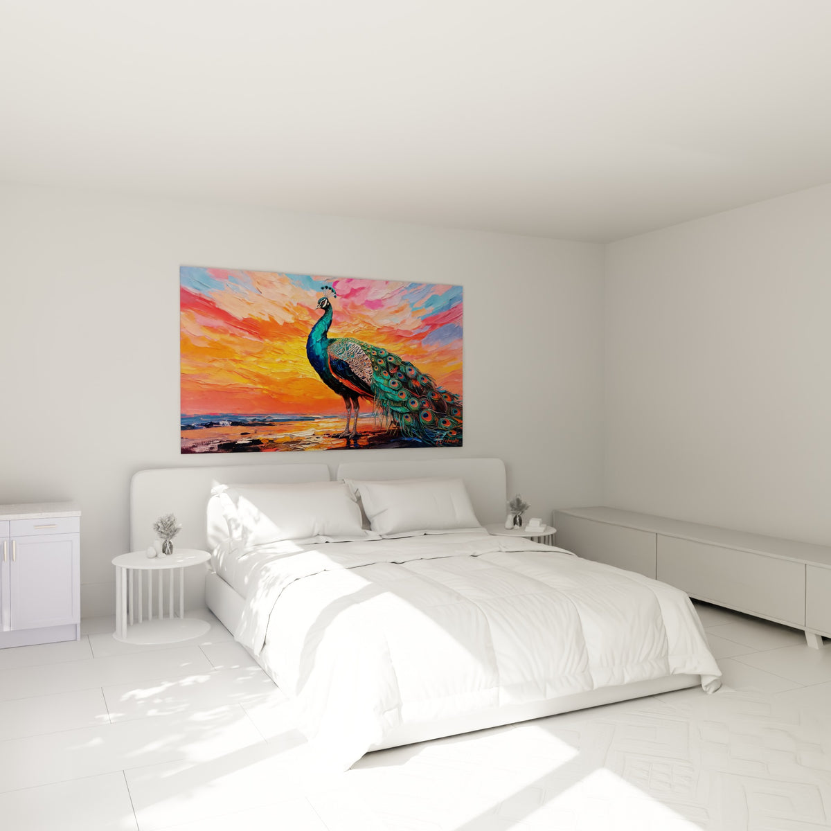 Paon fauve et corail à la traîne déployée, accroché au-dessus d'un lit dans une chambre claire
