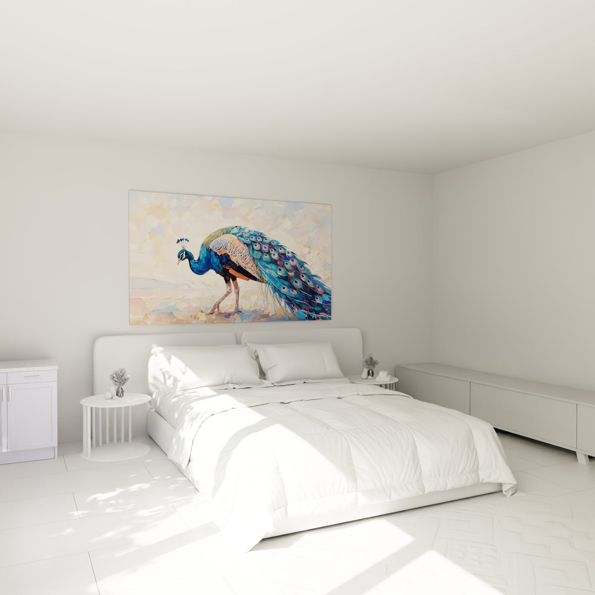 Silhouette de paon turquoise et corail déployant sa traîne, au-dessus d'un lit dans une chambre claire