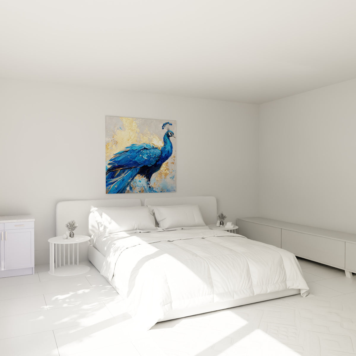 Oiseau royal bleu turquoise et doré, crête déployée, accroché au-dessus d'un lit dans une chambre claire
