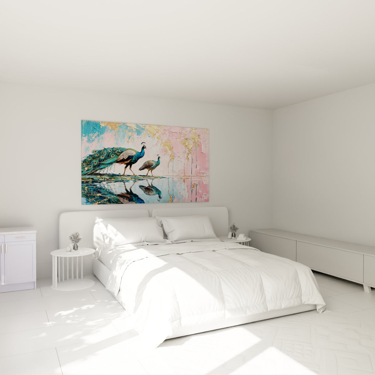 Paon et paonne aux plumes turquoise et dorées trônent au-dessus d'un lit dans une chambre claire