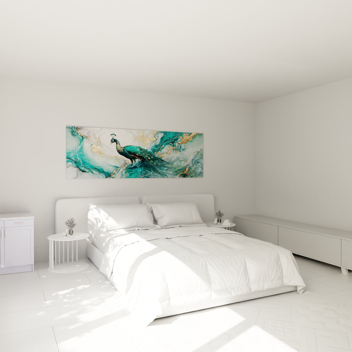 Silhouette de paon aux tons verts et dorés accrochée au-dessus d'un lit dans une chambre claire