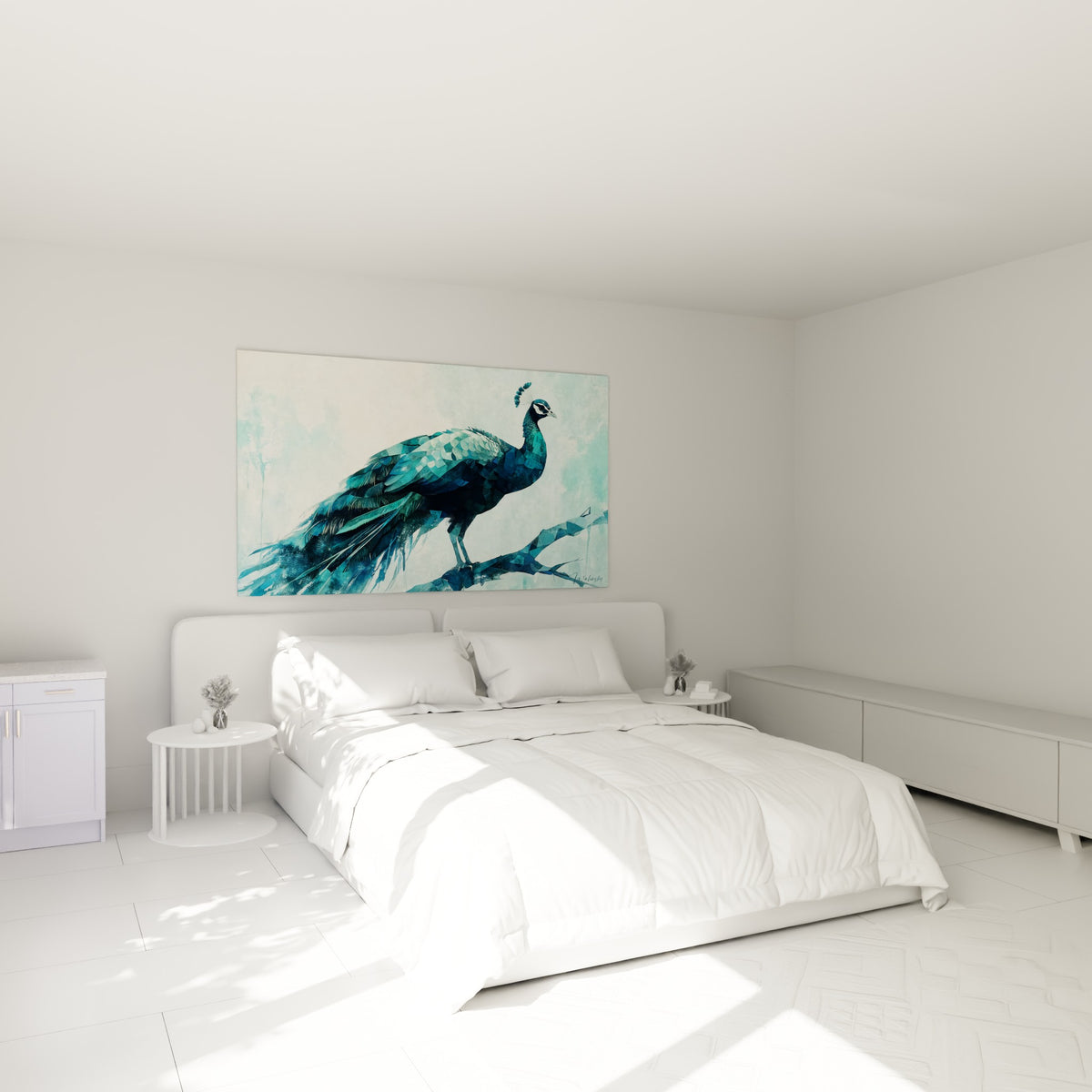 Plumage bleu pétrole et émeraude du paon déployé au-dessus d'un lit dans une chambre claire
