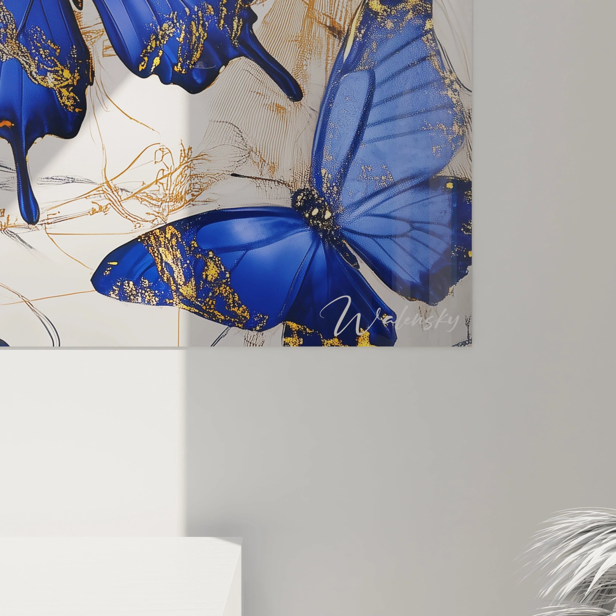 Tableau papillon Walensky avec ailes bleues et détails dorés sur fond clair pour décoration murale
