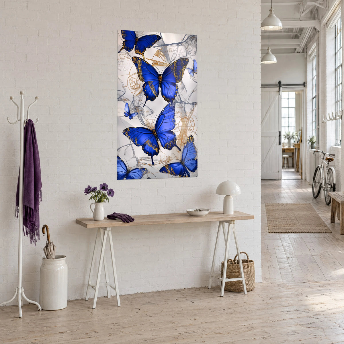 Tableau morphos bleu roi vu de trois-quarts, esquisses cuivrées en filigrane, mur blanc d'un loft d'artiste