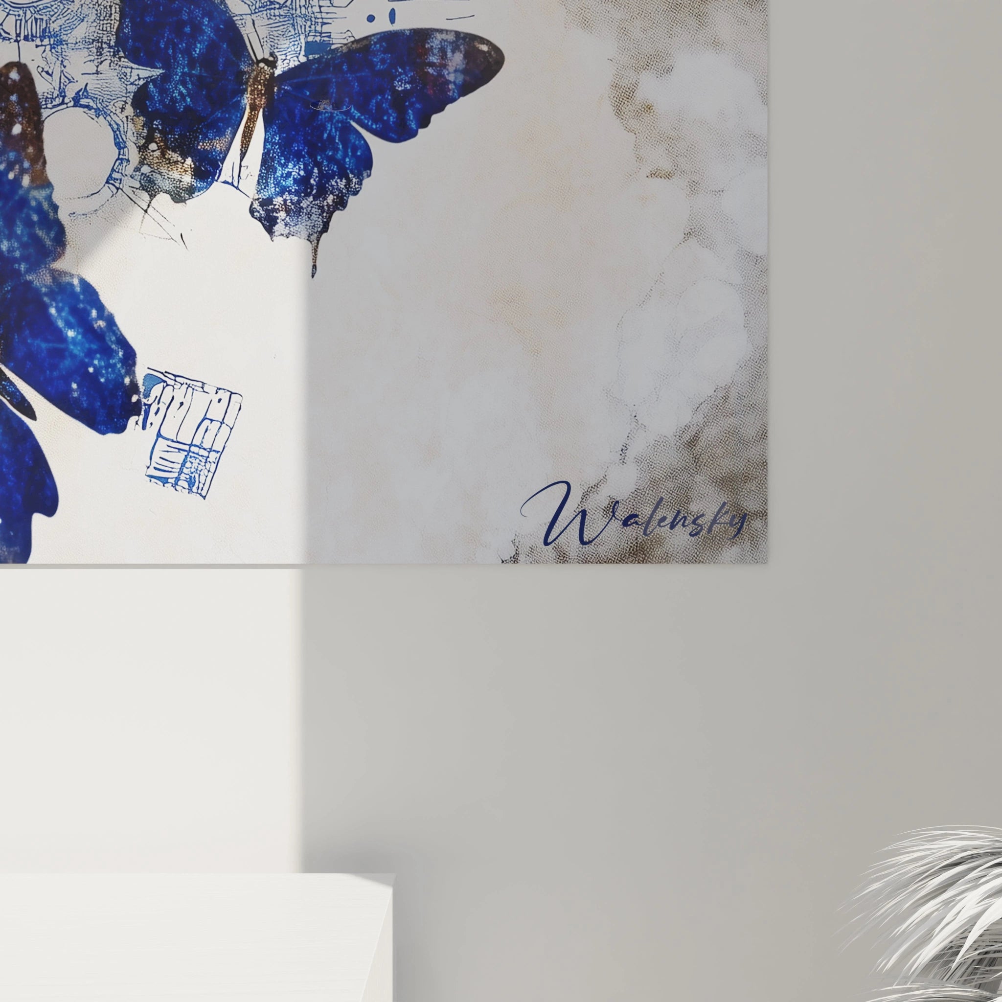 Tableau papillon bleu Walensky décoratif suspendu sur mur clair dans un intérieur moderne