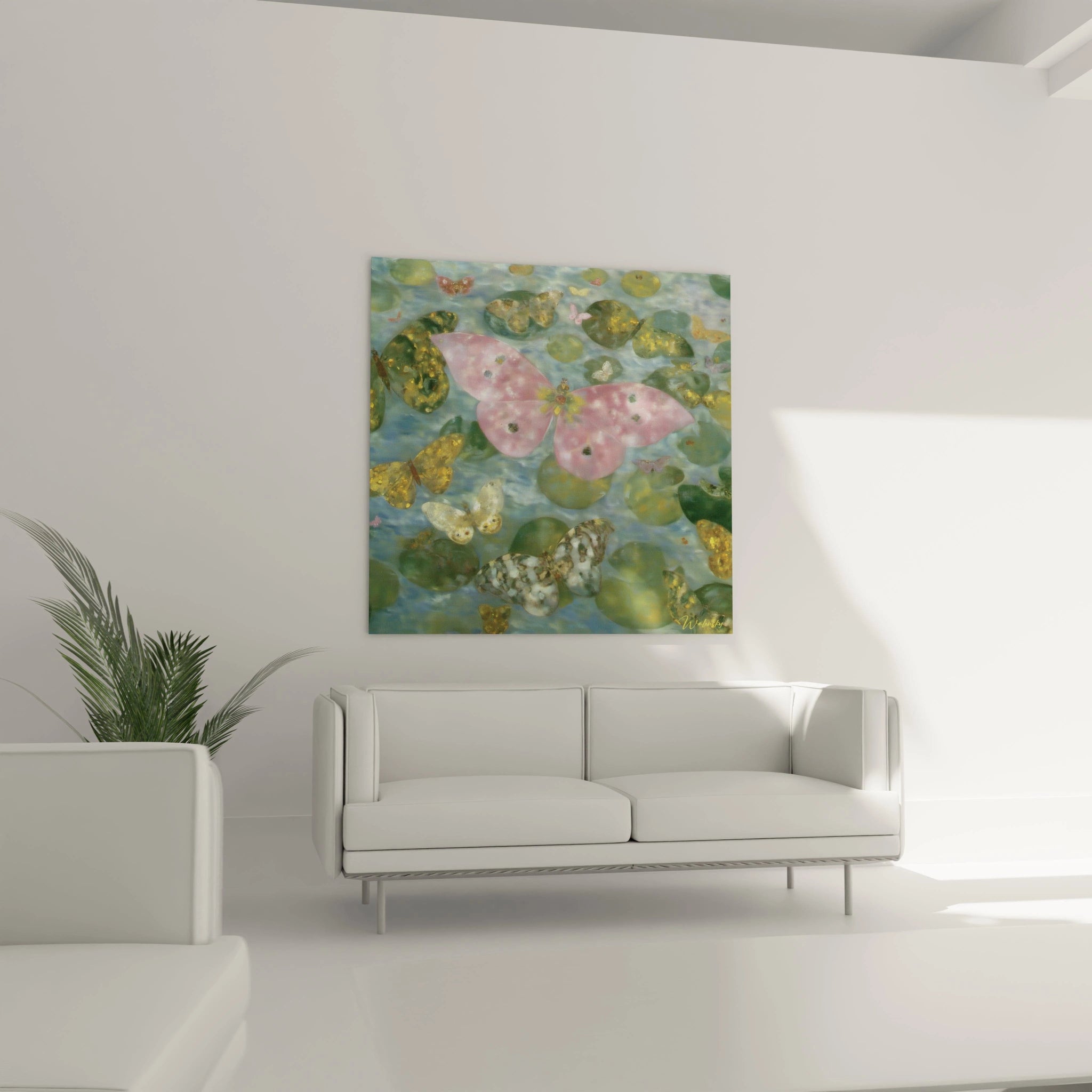 tableau papillon symboliste Walensky sur toile carrée rose et vert avec papillons dorés au dessus d un canapé blanc