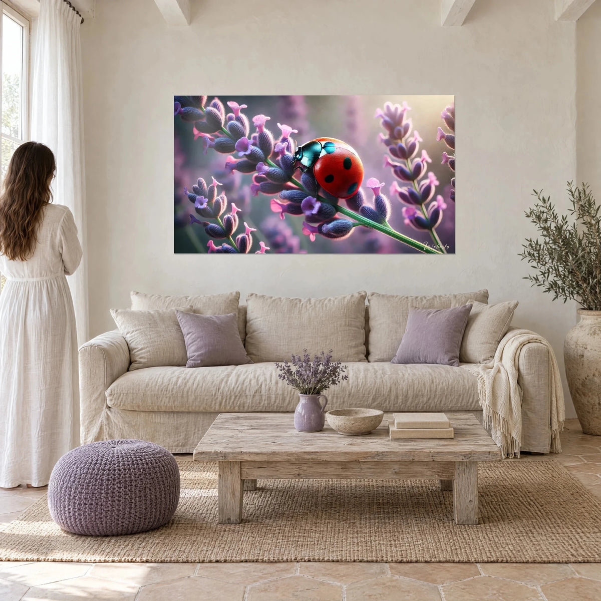 Gemälde Marienkäfer mit glänzendem rotem Panzer auf violetter Lavendelähre, zwei schwarze Punkte, über einem Sofa in einem hellen Wohnzimmer