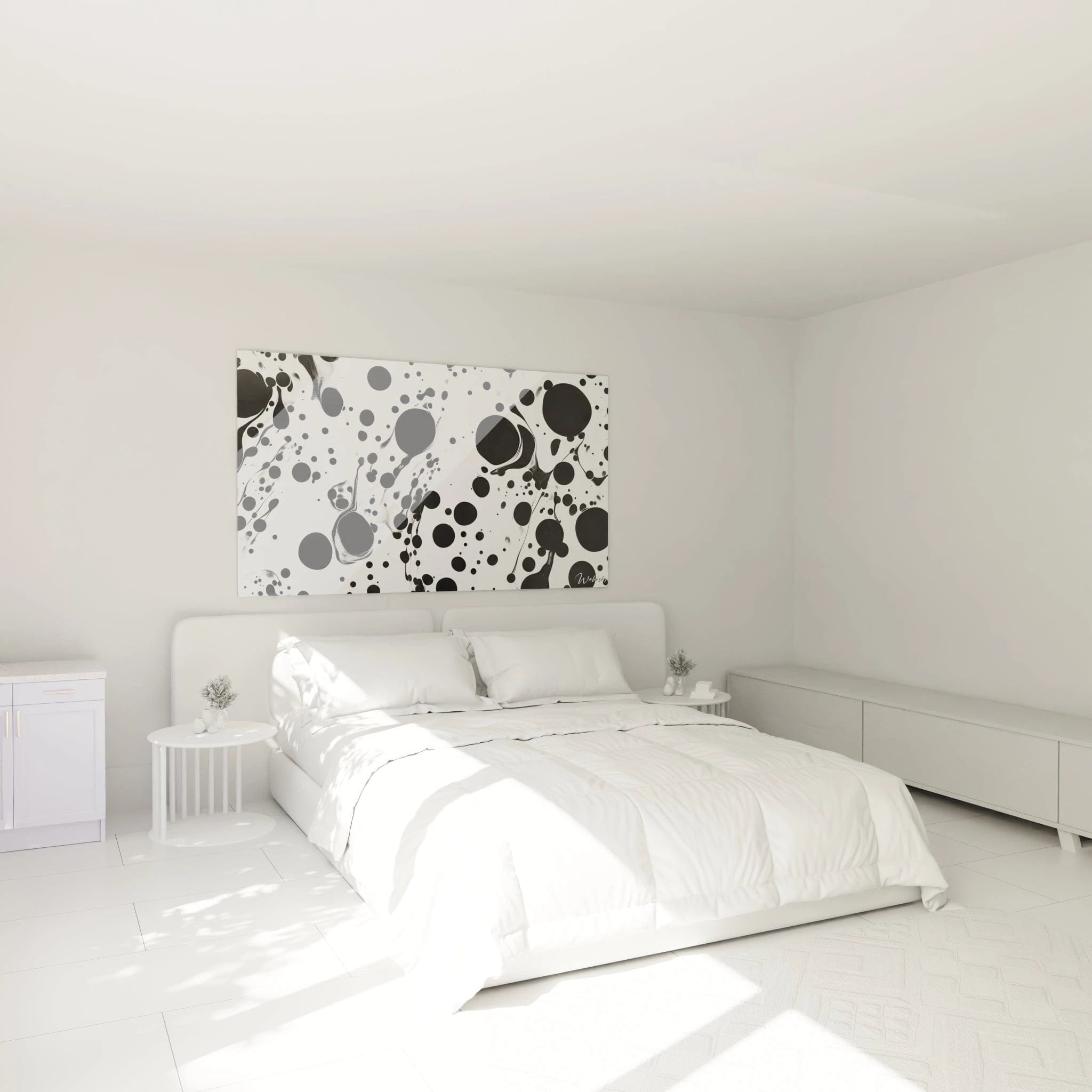 Tableau tacheté noir et blanc de Walensky au-dessus d'un lit dans une chambre lumineuse