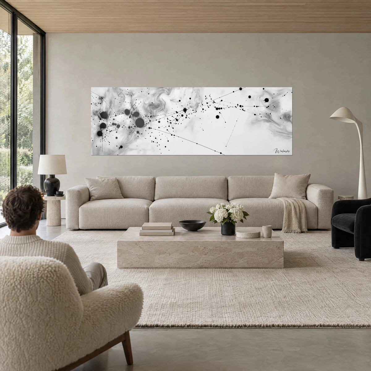 Gemälde Konstellation aus schwarzen Punkten, durch feine Fäden verbunden, auf marmoriertem perlgrauem Grund, über einem Sofa in einem hellen Wohnzimmer
