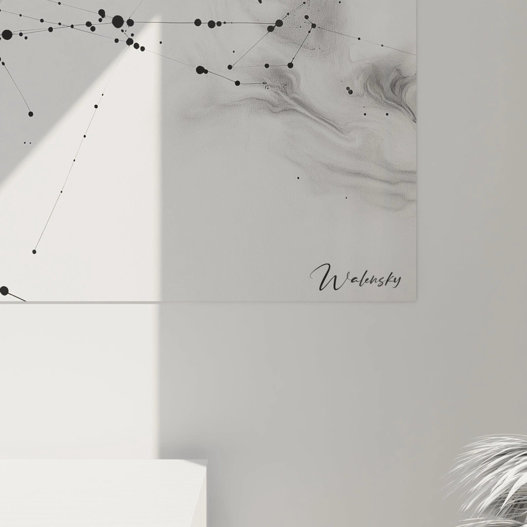 Tableau tacheté noir et blanc de Walensky sur un mur moderne avec motifs abstraits