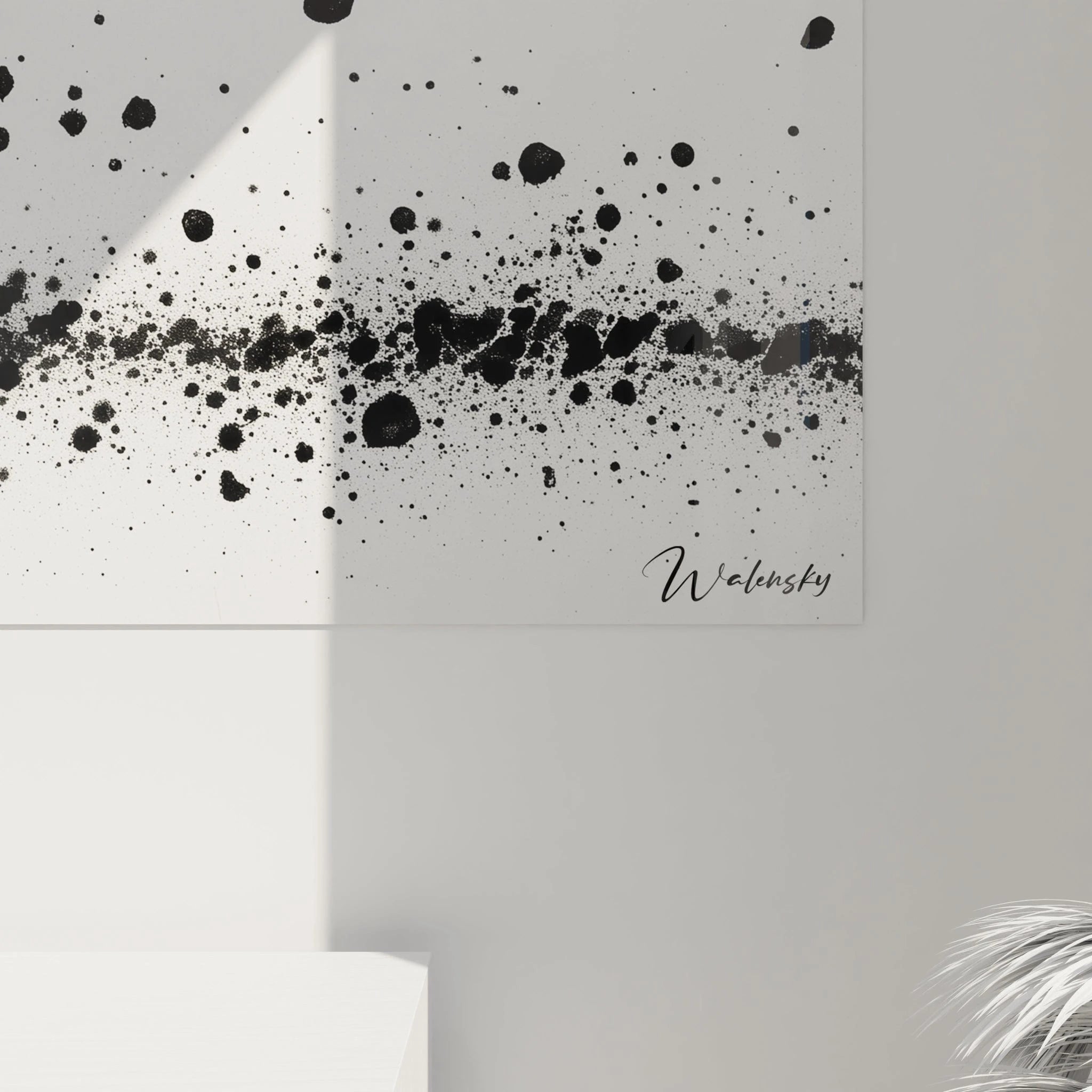 Tableau tacheté noir et blanc de Walensky avec des éclaboussures artistiques sur fond clair