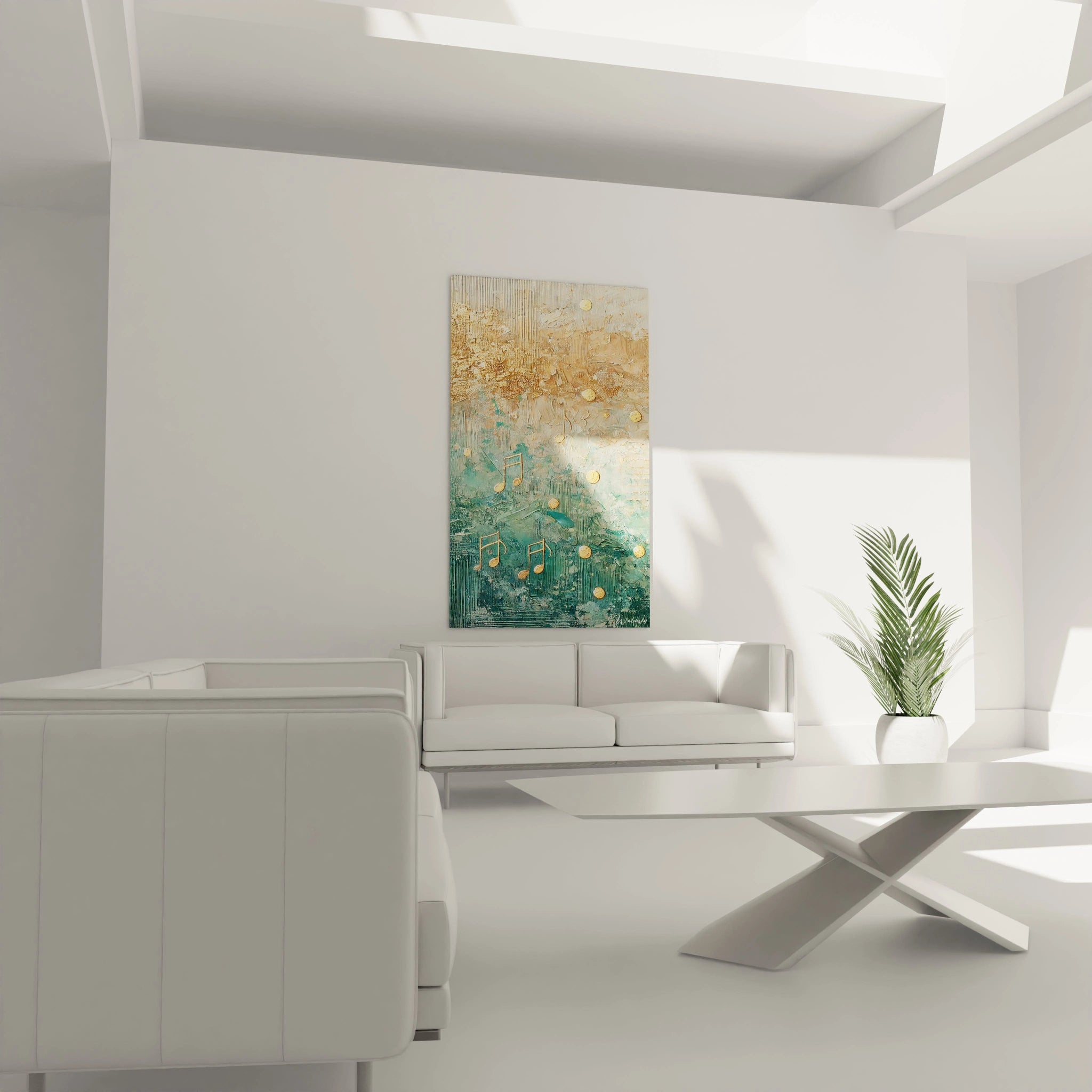 Le tableau 'Partition Imaginaire' au-dessus d'un canapé. Une présence artistique forte avec ses notes dorées et son arriÚre-plan texturé en beige, or et vert émeraude."