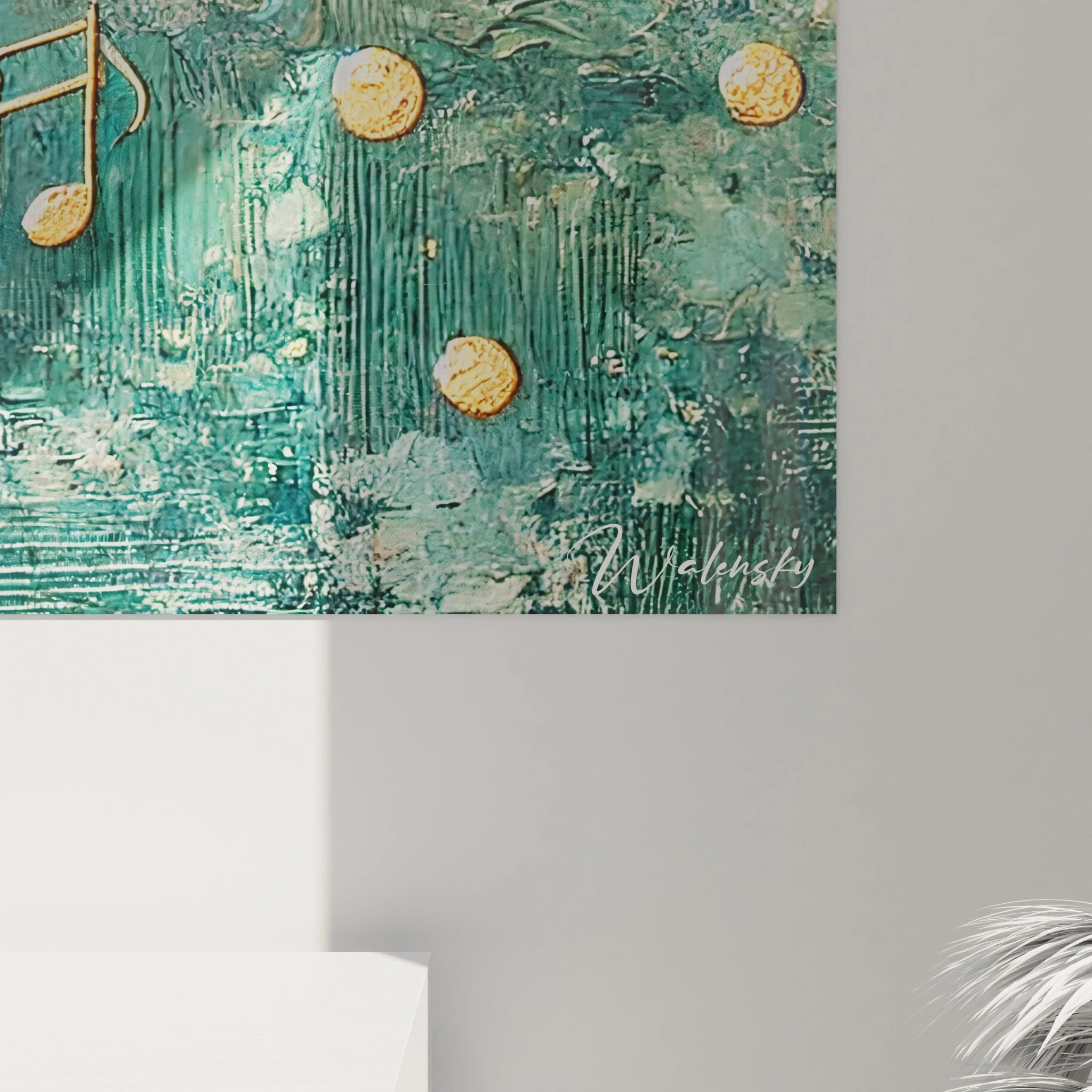 "Vue rapprochée du tableau 'Partition Imaginaire'. Détails des notes musicales dorées incrustées dans une texture épaisse, créant profondeur et luminosité."