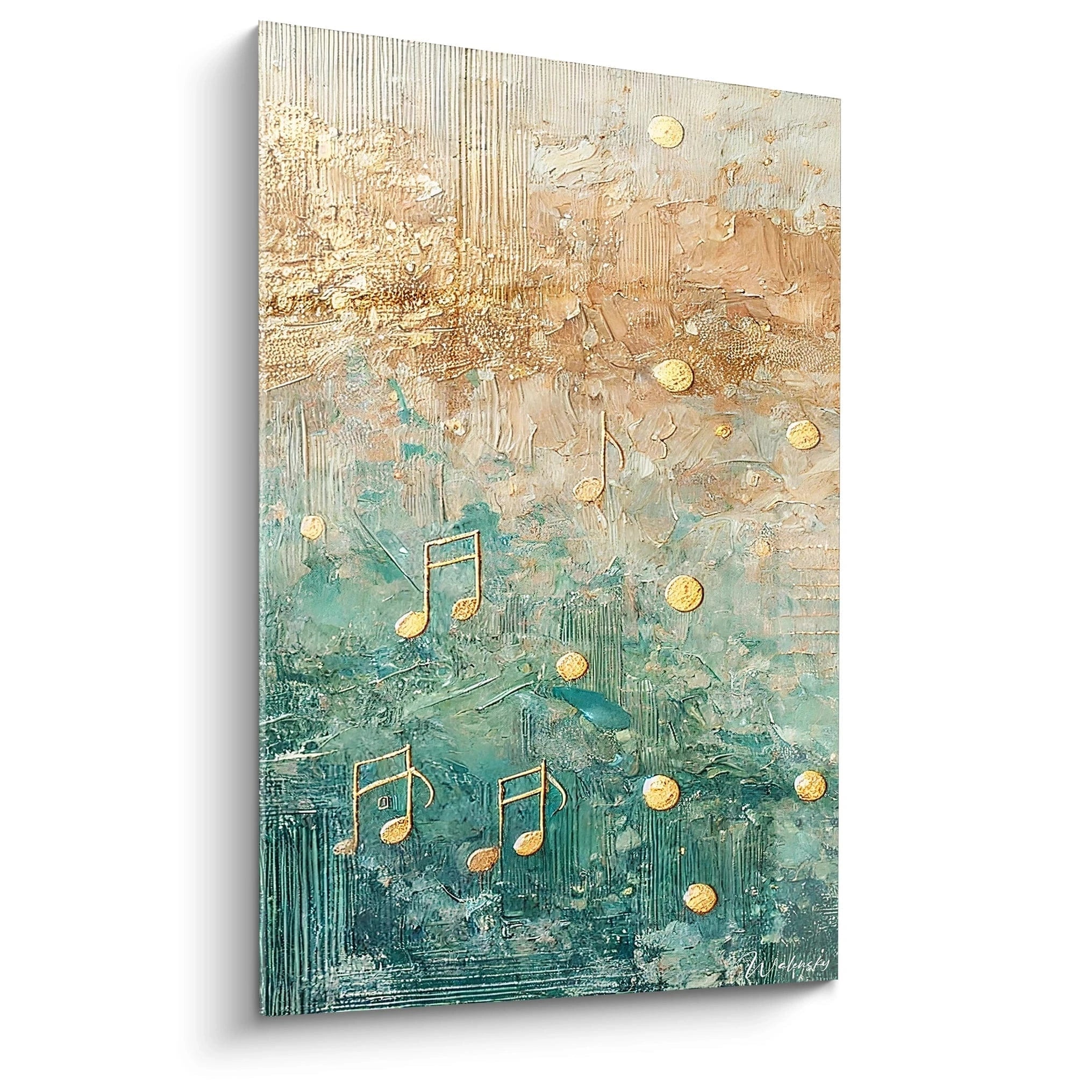 Le tableau 'Partition Imaginaire' dans une chambre, accroché au-dessus du lit. Une touche d'élégance avec des notes dorées et une palette de tons beiges, or et vert émeraude."