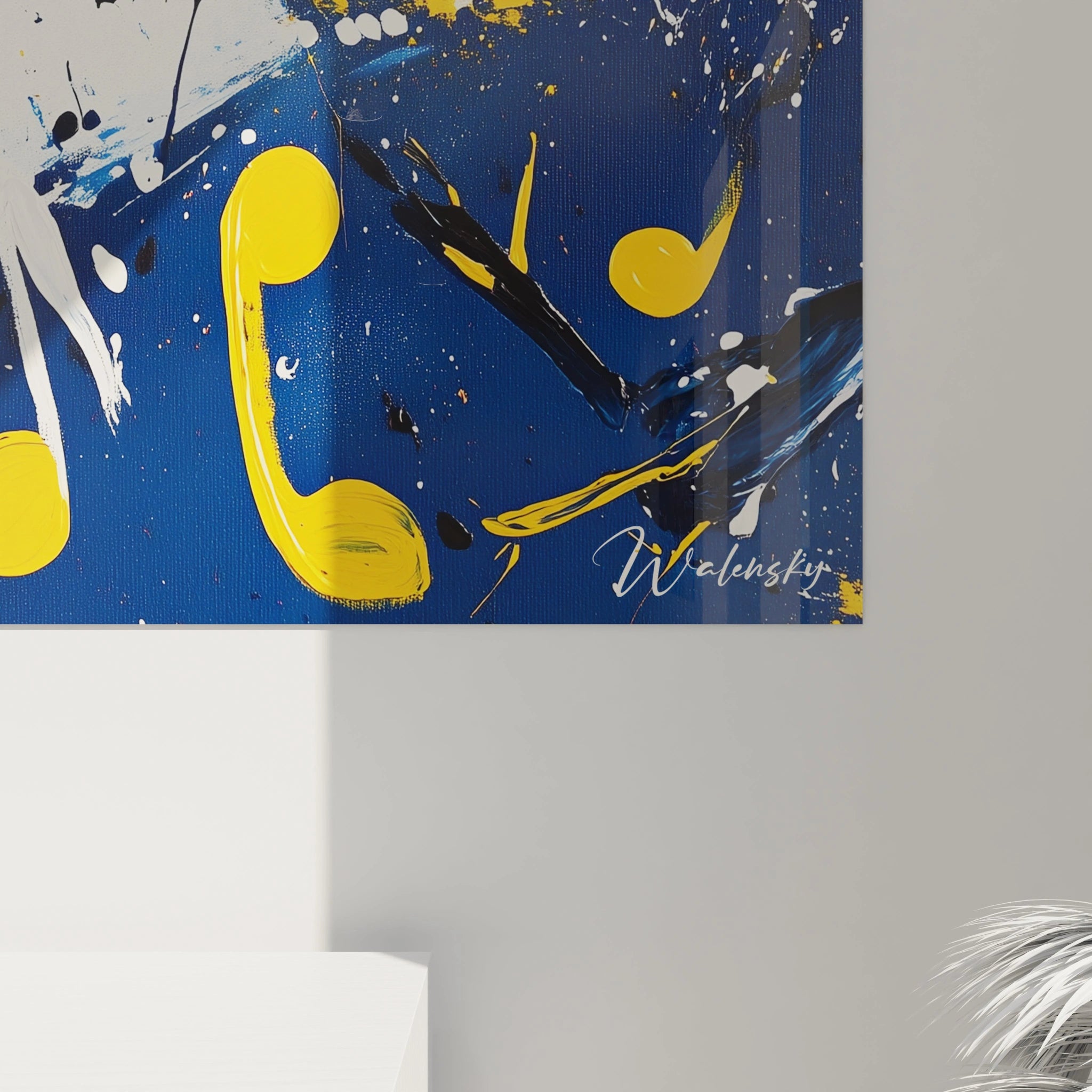 Tableau musical abstrait de Walensky avec des notes de musique jaunes sur fond bleu vibrant