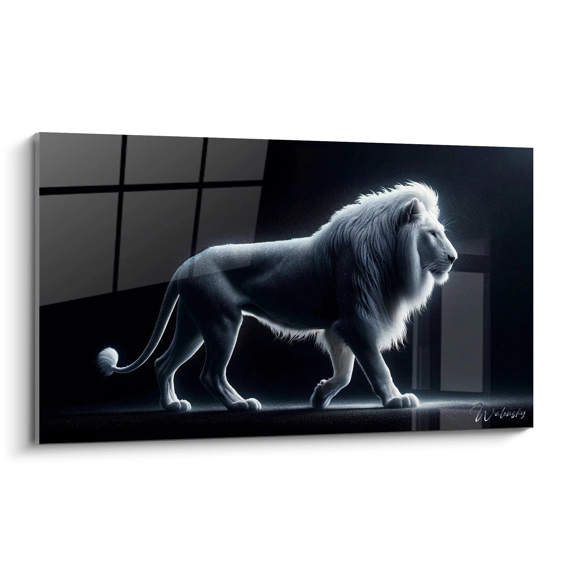 Un tableau d'animal représentant un lion blanc marchant de profil sur fond noir. Le pelage lumineux aux teintes argentées et blanches est minutieusement détaillé. La texture de la crinière abondante contraste avec le corps plus lisse, tandis que de minuscules particules brillantes semblent flotter autour de l'animal, créant un effet éthéré.