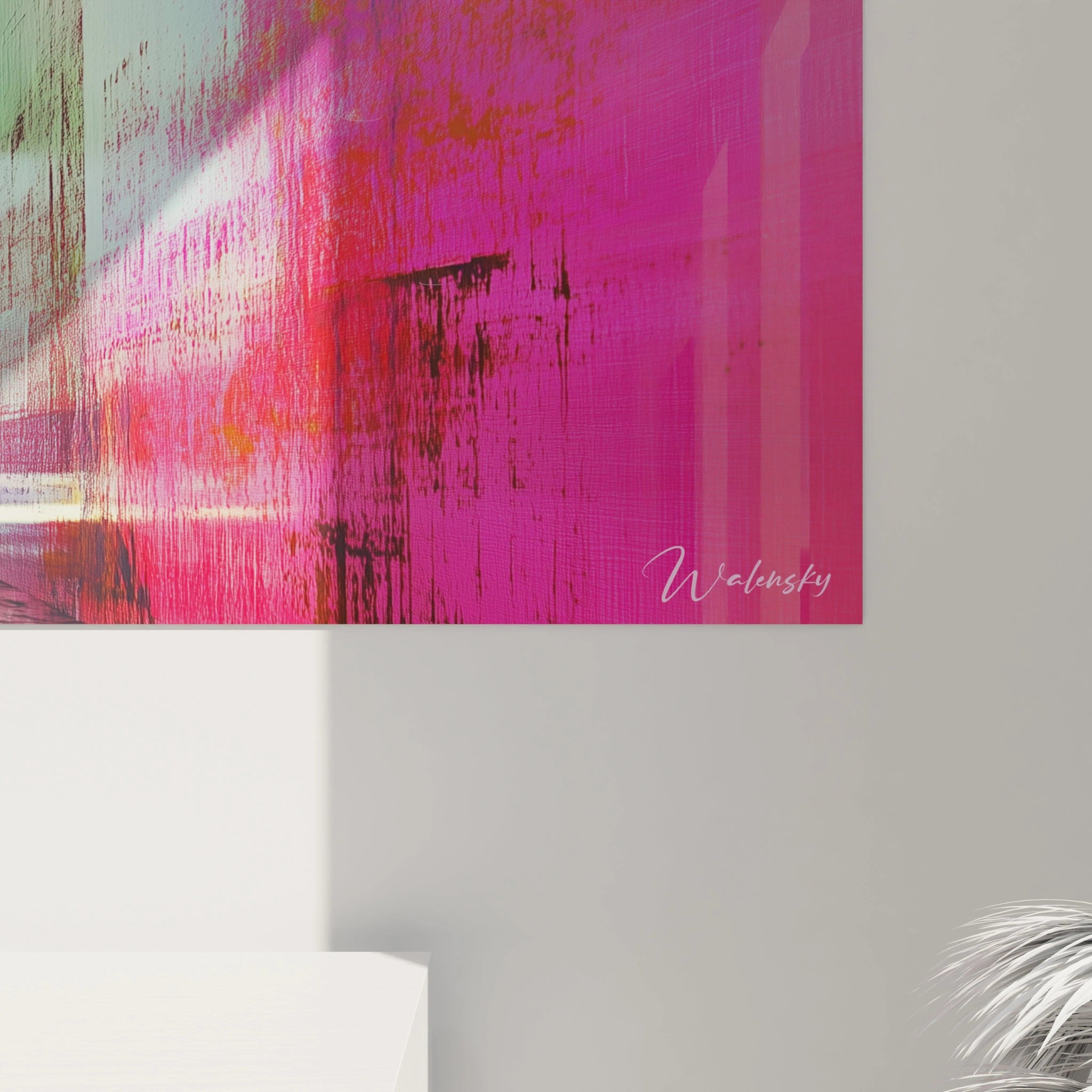 Un tableau corridor chromatique aux teintes éclatantes de rouge, rose, jaune et bleu, structuré par des formes géométriques rectangulaires qui convergent vers un point central, avec des effets de stries et d'usure sur toute la surface.