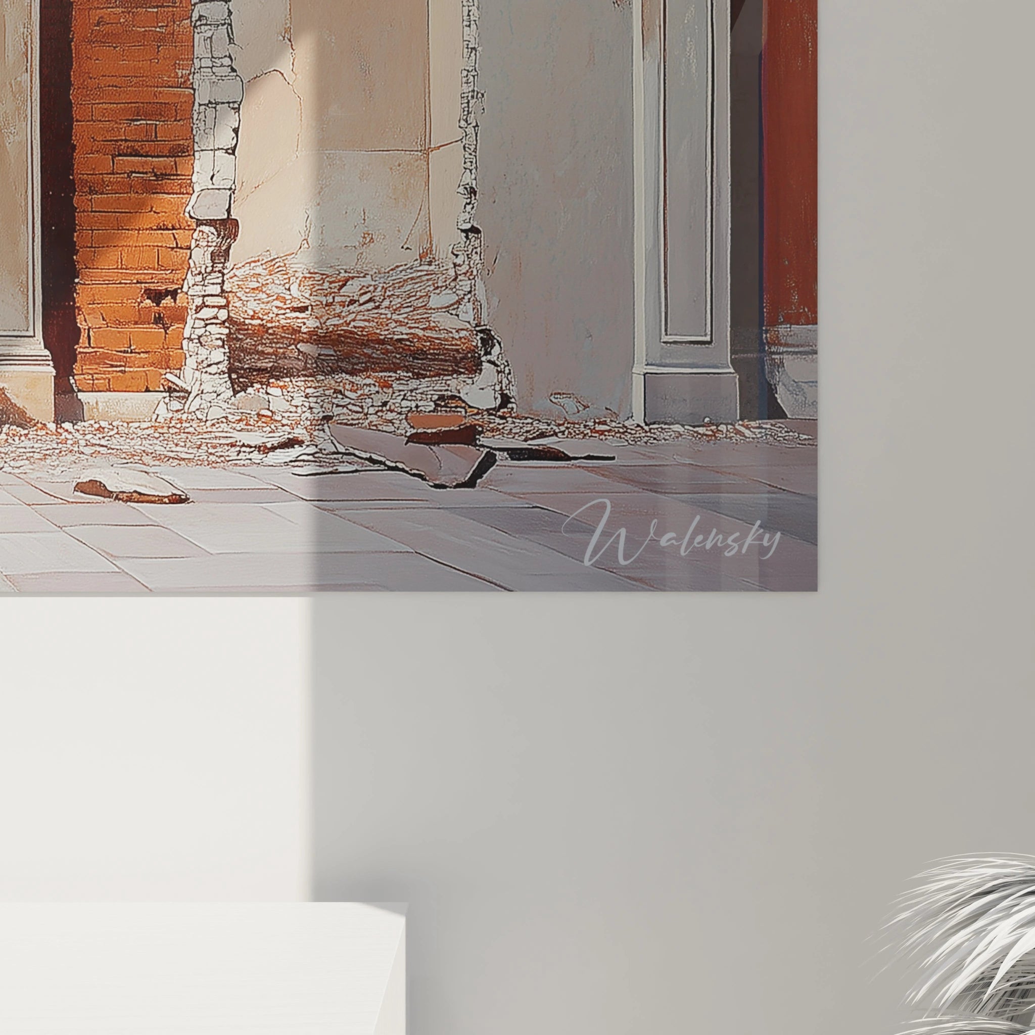 Tableau vestige architectural présentant une ouverture cintrée en briques rouges flanquée de colonnes classiques blanches, intégrée dans un mur délabré aux textures variées, où la lumière naturelle traverse l'arche pour créer un contraste saisissant entre ombre et clarté.