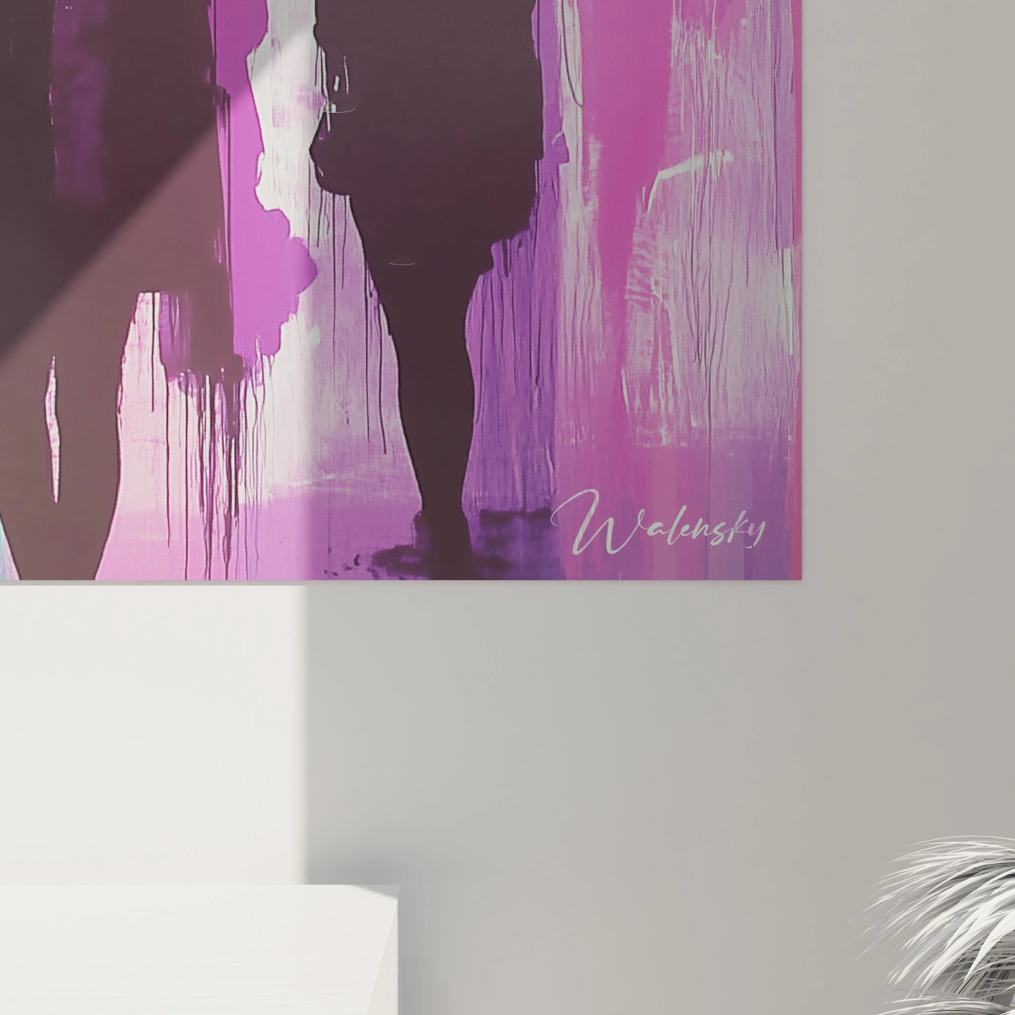 Tableau contemporain associant silhouettes humaines en mouvement et bandes chromatiques éclatantes, où chaque figure opaque se découpe nettement sur son fond coloré unique, créant un rythme visuel dynamique accentué par des effets de peinture coulée.