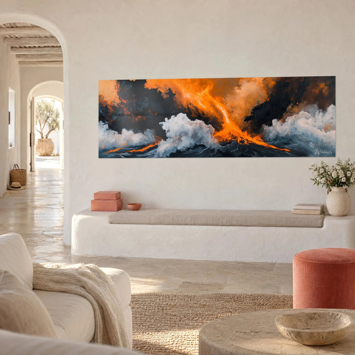 Quadro di eruzione vulcanica incandescente su spruzzi di mare grigio-azzurro e basalto color carbone, vista di tre quarti in una casa mediterranea