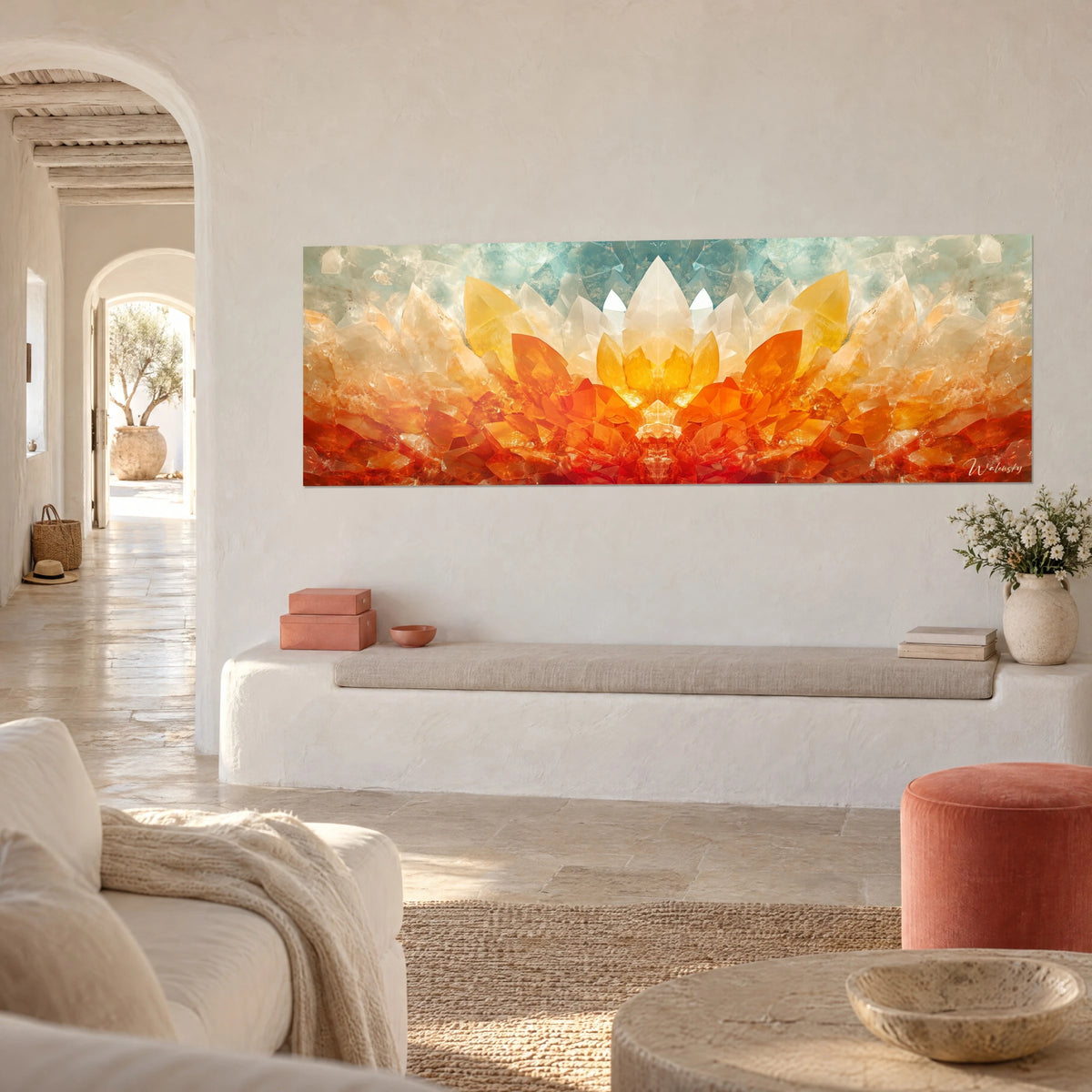Tableau fleur symétrique aux facettes ambre et rouge cuivre, bandeau panoramique sur mur blanc, banquette et pouf corail
