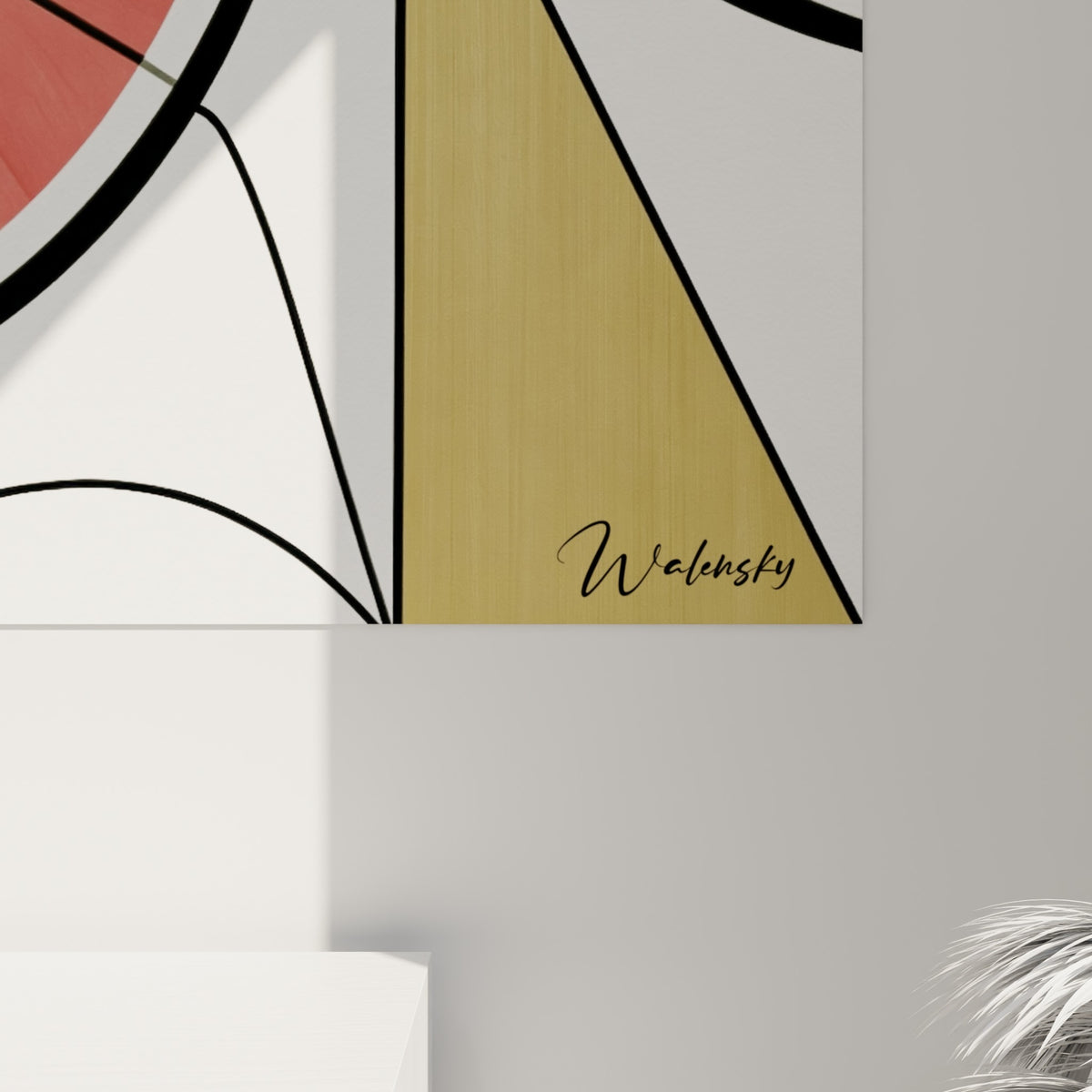 Détail des traits noirs et du grain corail sur cette œuvre de pastèque géométrique accrochée au mur