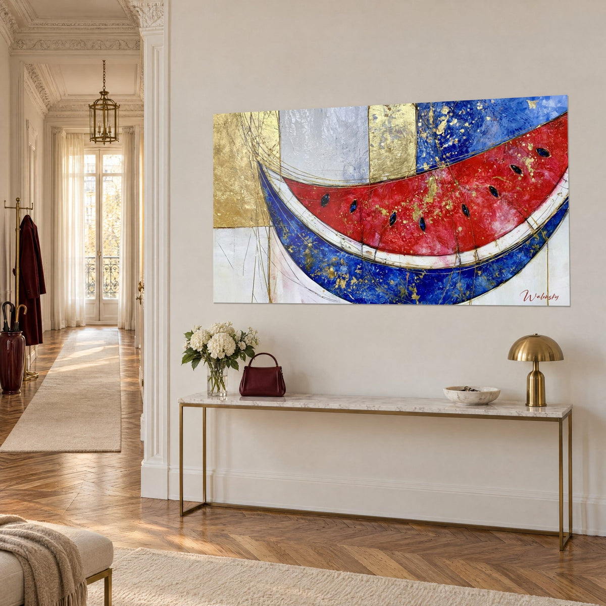 Tableau fruit d'été en croissant écarlate, écorce bleu roi et or martelé, vu de trois quarts sur une console dorée, hall haussmannien