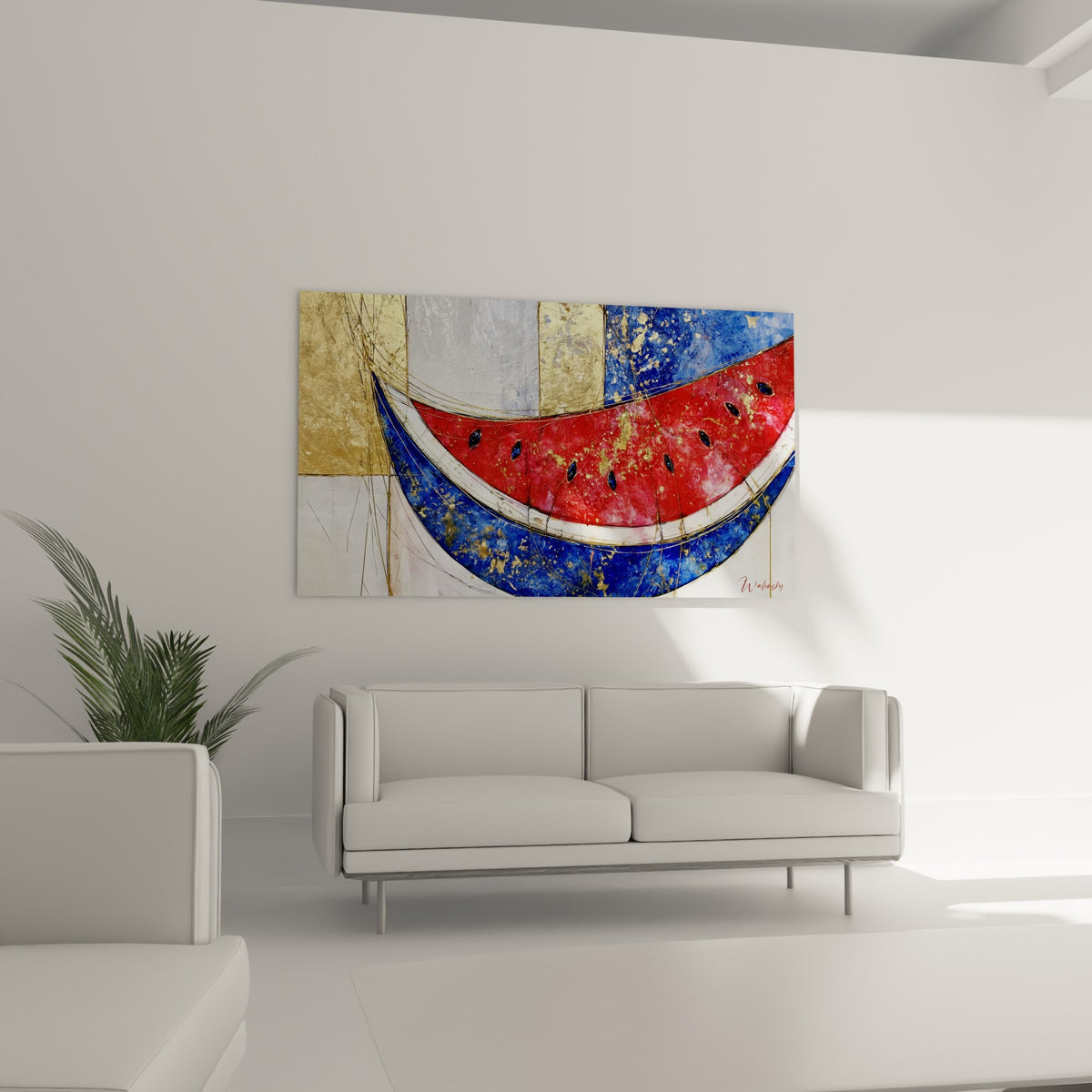 Fruit rouge et bleu marine aux éclats dorés accroché au-dessus d'un canapé dans un salon lumineux