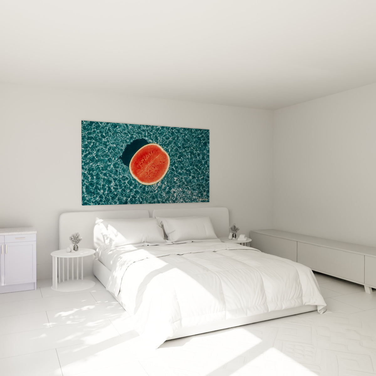 Fruit de pastèque rouge et vert flottant sur eau turquoise, au-dessus d'un lit dans une chambre claire