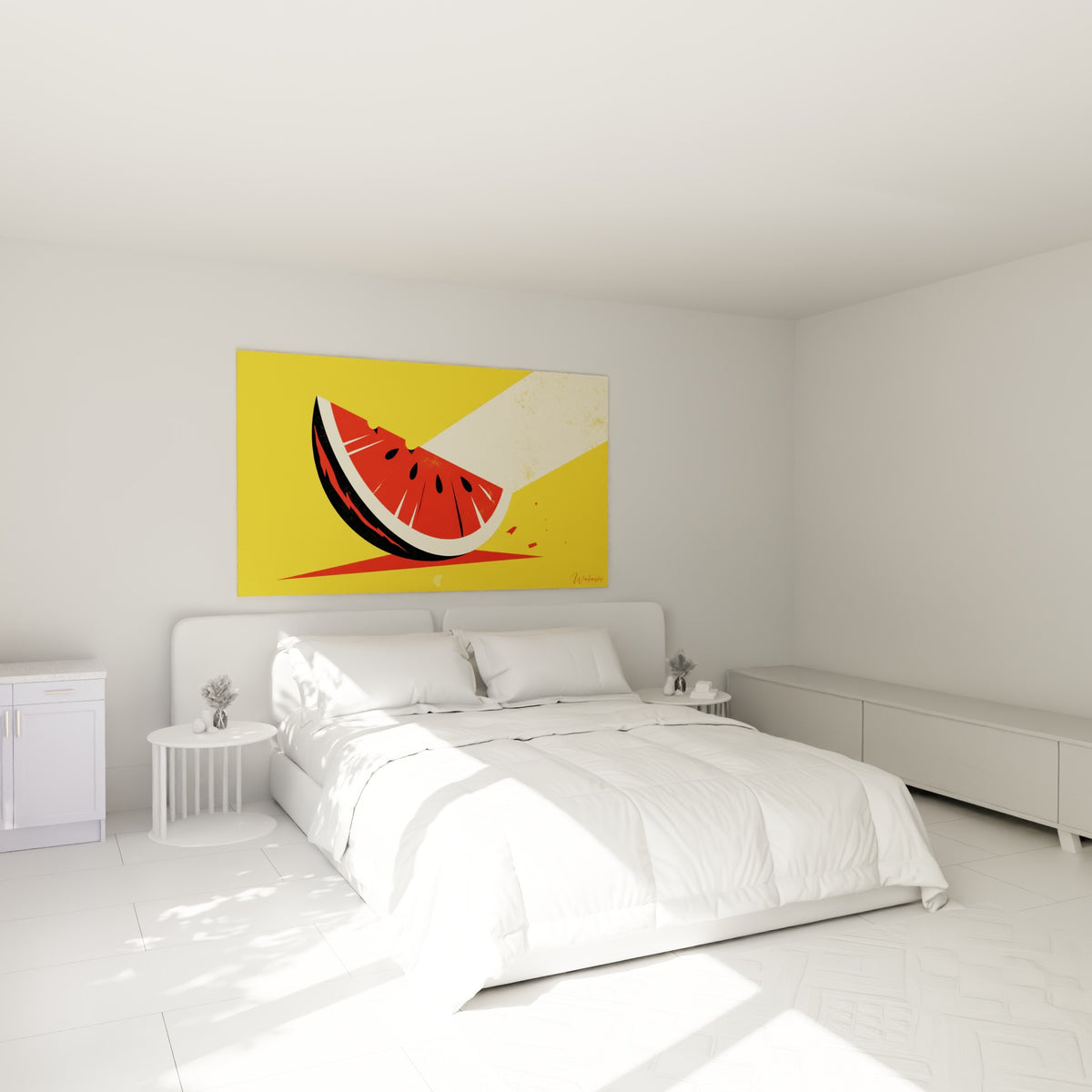 Tranche de pastèque rouge sur fond jaune vif, accrochée au-dessus d'un lit dans une chambre claire