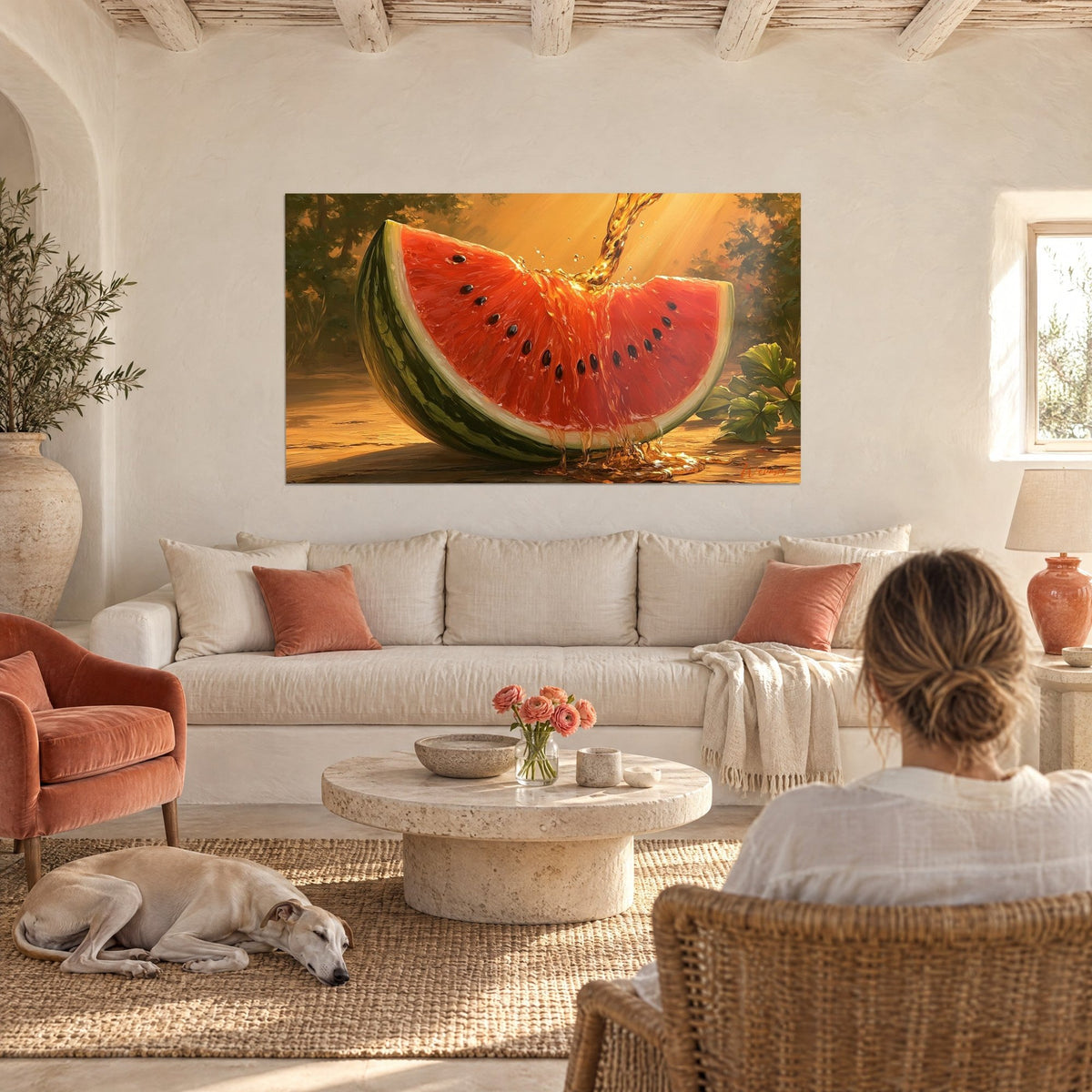 Gemälde Wassermelonenscheibe, saftig rot und goldener Saft rinnend, grüne Schale, Frau von hinten und Windhund, über einem Sofa in einem hellen Wohnzimmer