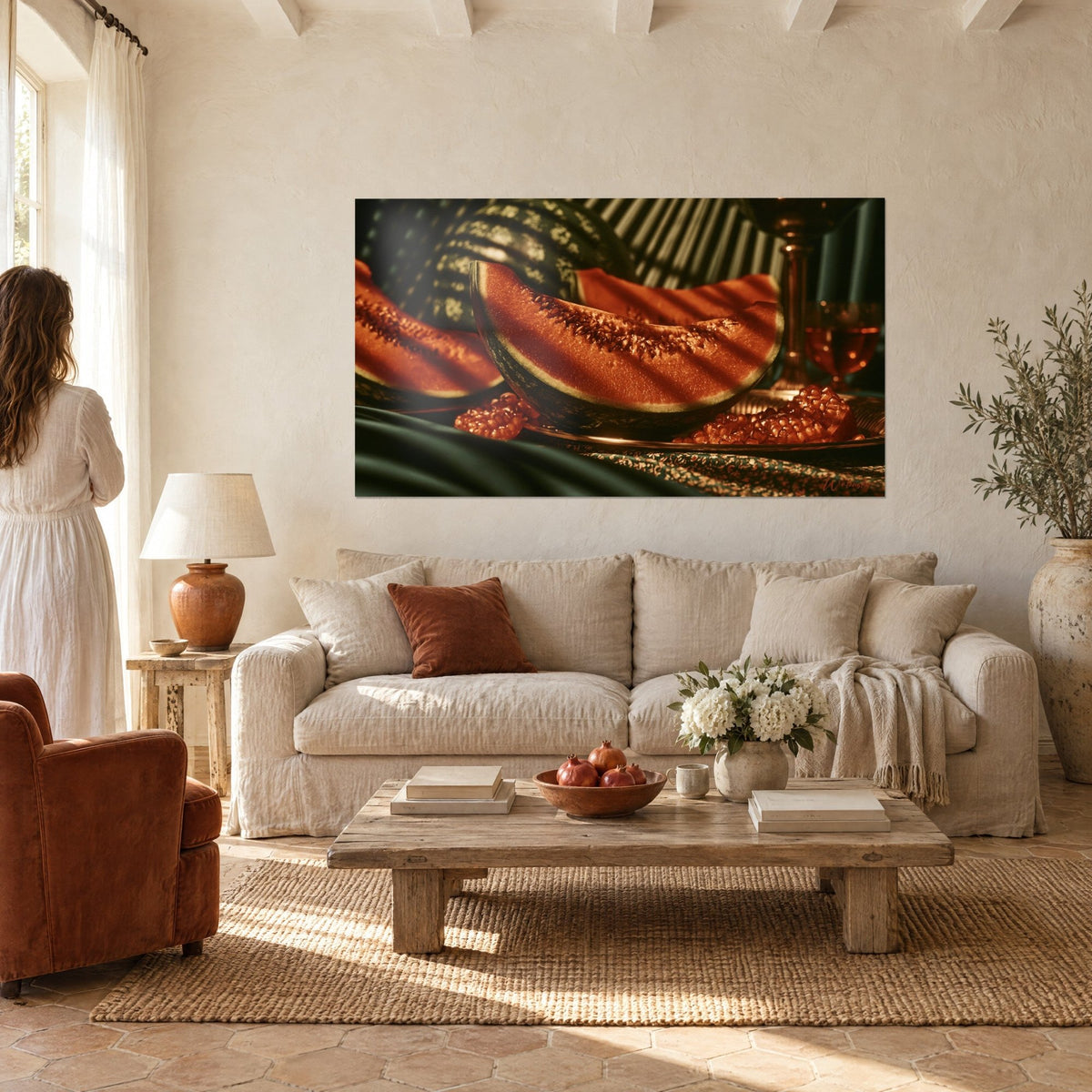 Tableau pastèque tranchée, chair rouge orangé sur nappe vert sombre, coupe de vin ambré, au-dessus d'un canapé dans un salon lumineux
