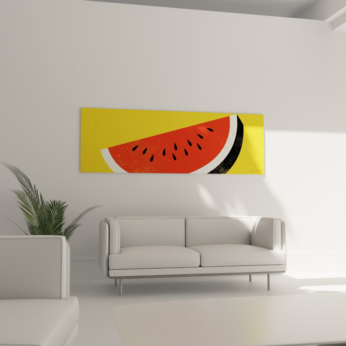Fruit rouge et jaune vif façon pastèque suspendu au-dessus d'un canapé dans un salon lumineux