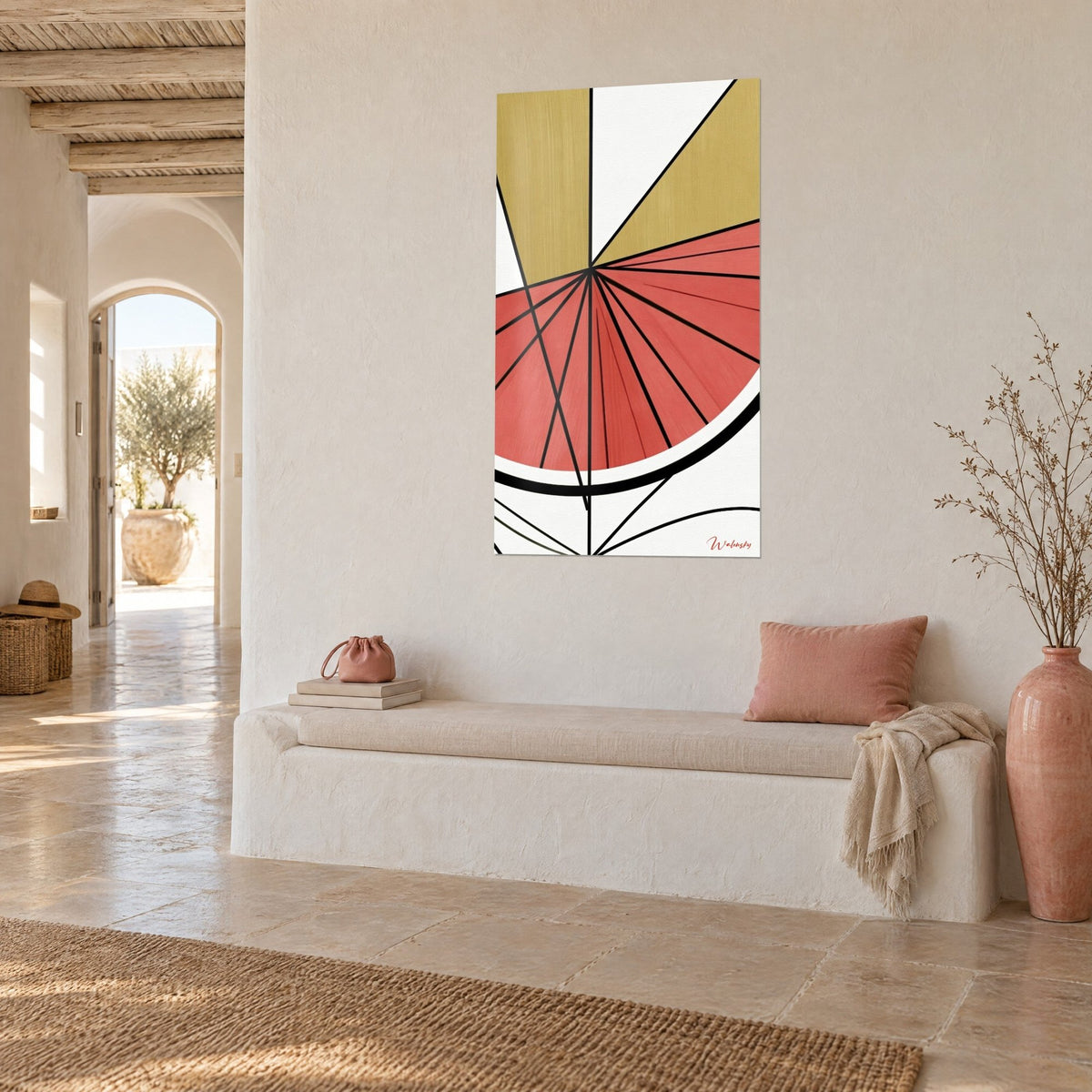Tableau fruit tranché en éventail rouge corail et jaune doré, lignes noires convergentes, mur blanc, banquette en pierre claire
