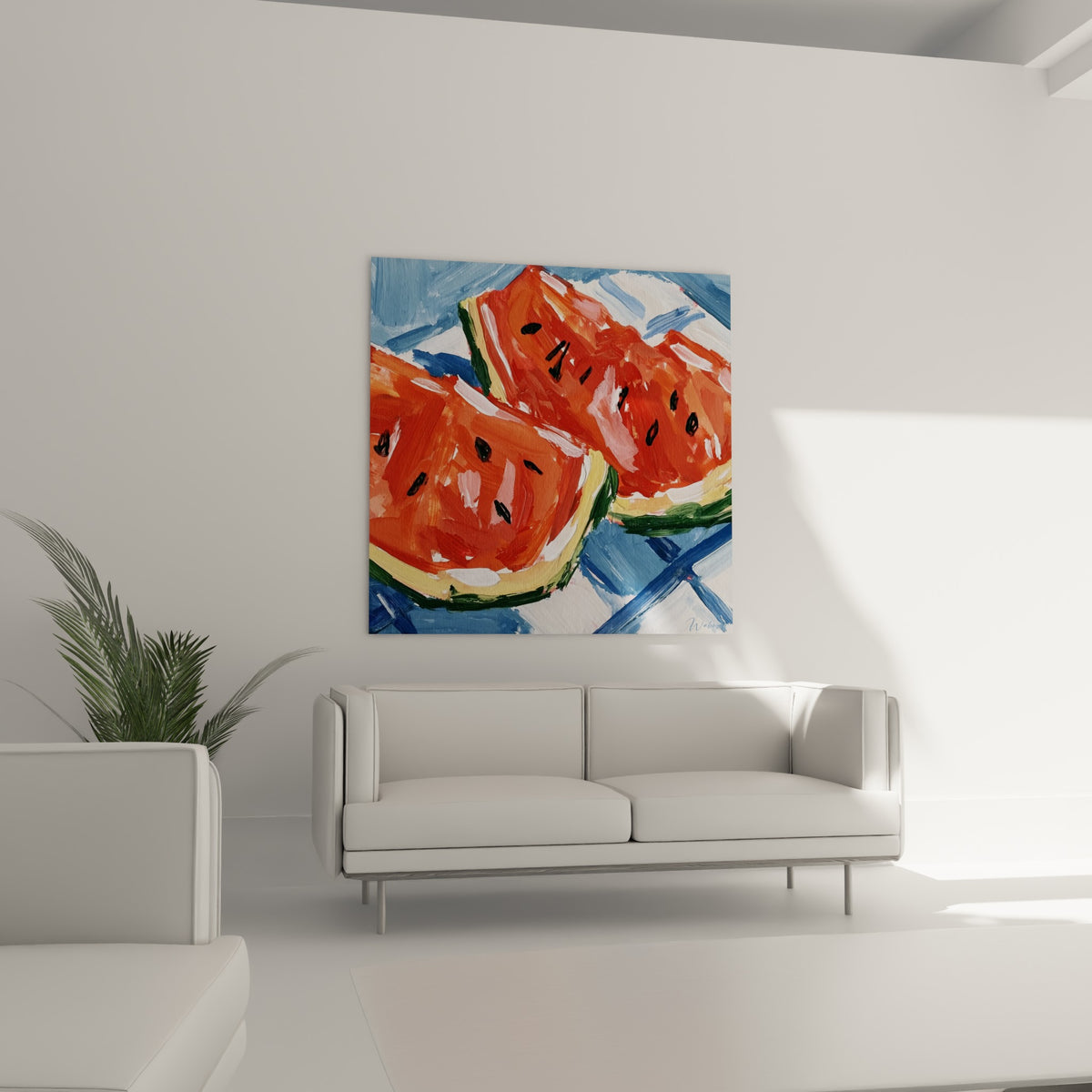 Fruit de pastèque rouge vif et écorce verte au-dessus d'un canapé dans un salon lumineux