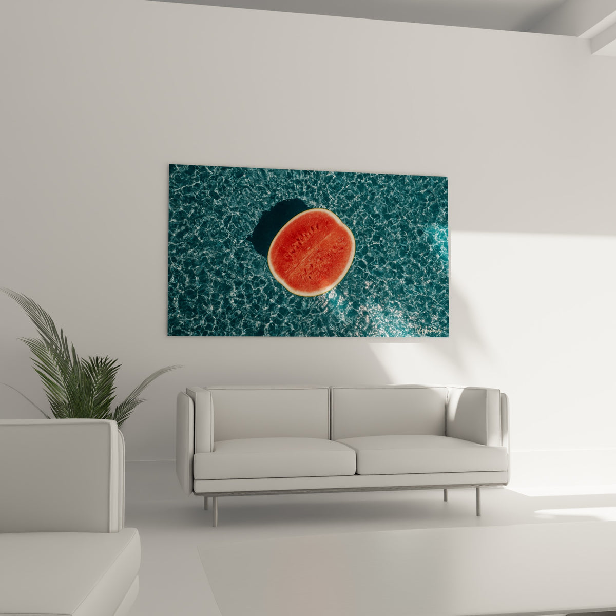 Tranche de pastèque rouge vif sur eau bleu turquoise, au-dessus d'un canapé dans un salon lumineux