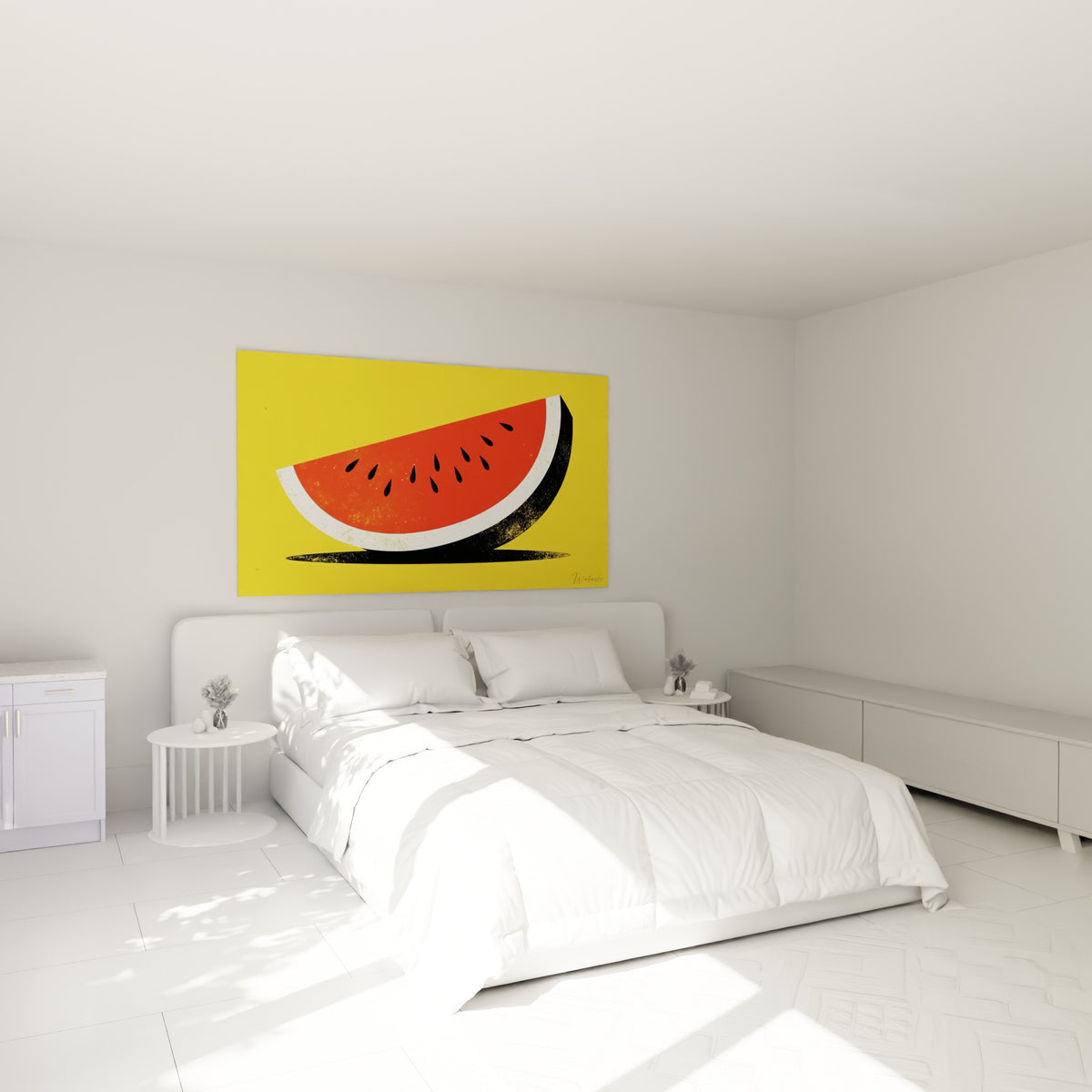 Pastèque rouge éclatante aux pépins noirs, accrochée au-dessus d'un lit dans une chambre claire.