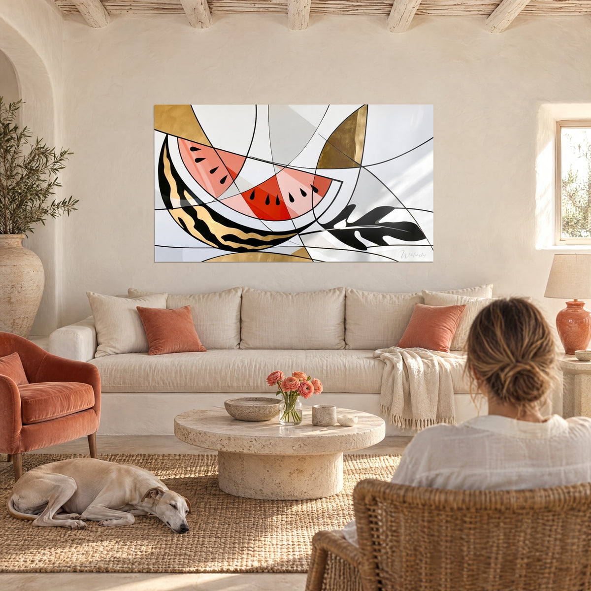 Gemälde mit roten und korallenfarbenen Wassermelonenscheiben, schwarz umrandet, dunkles Blatt, goldene Flächen, über einem Sofa in einem hellen Wohnzimmer