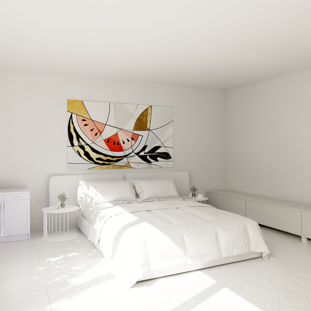 Tranche de pastèque zébrée dorée et rouge corail accrochée au-dessus d'un lit dans une chambre claire
