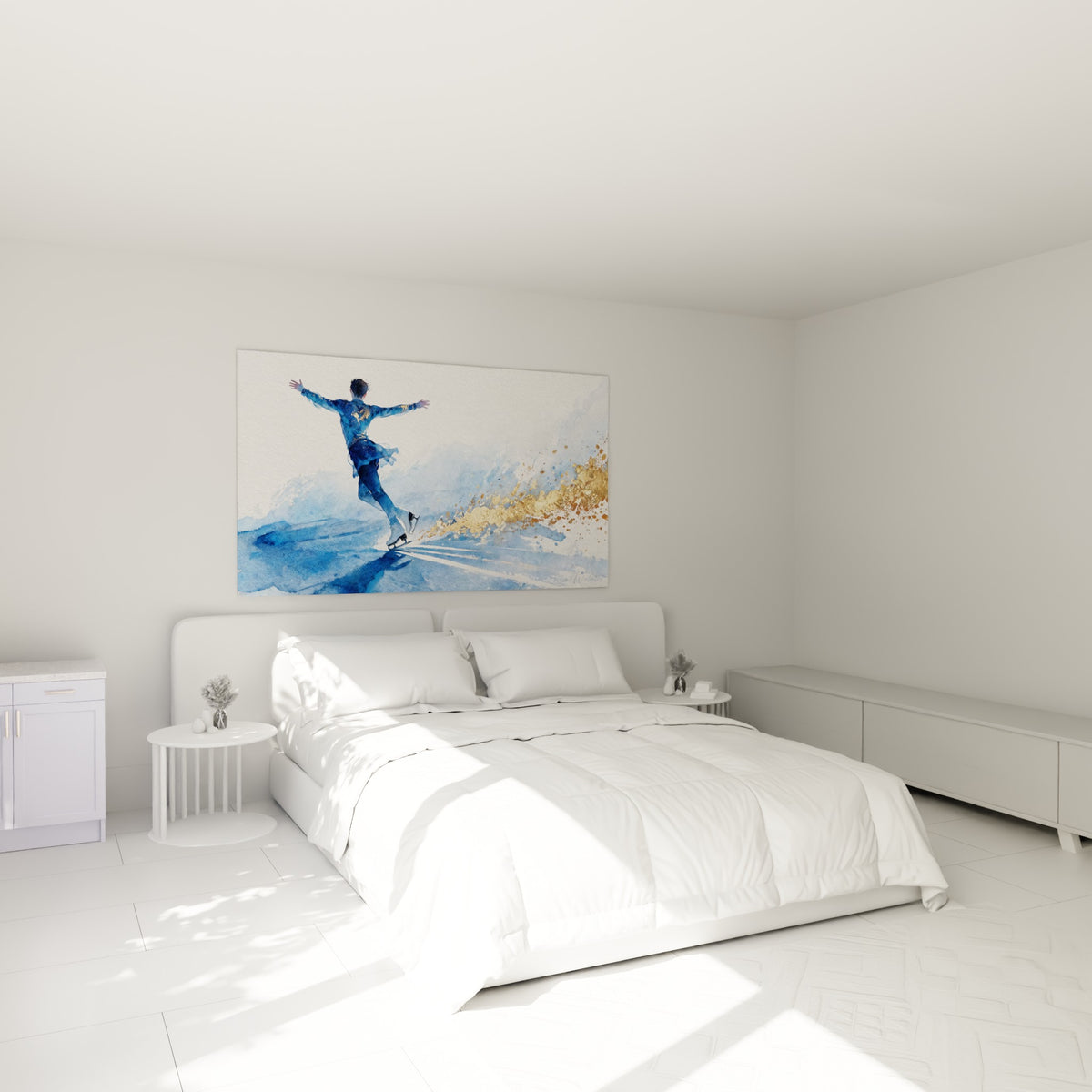Silhouette bleue d'un patineur aux éclats dorés, accrochée au-dessus d'un lit dans une chambre claire