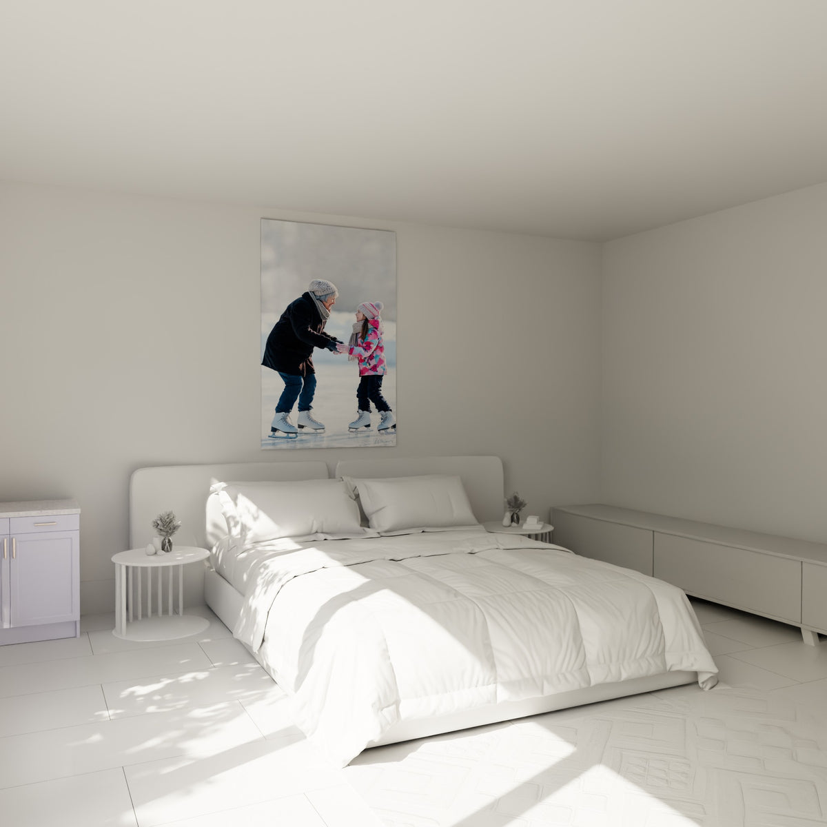 Duo attendrissant en bonnets tricotés gris et rose, patinage artistique au-dessus d'un lit dans une chambre claire