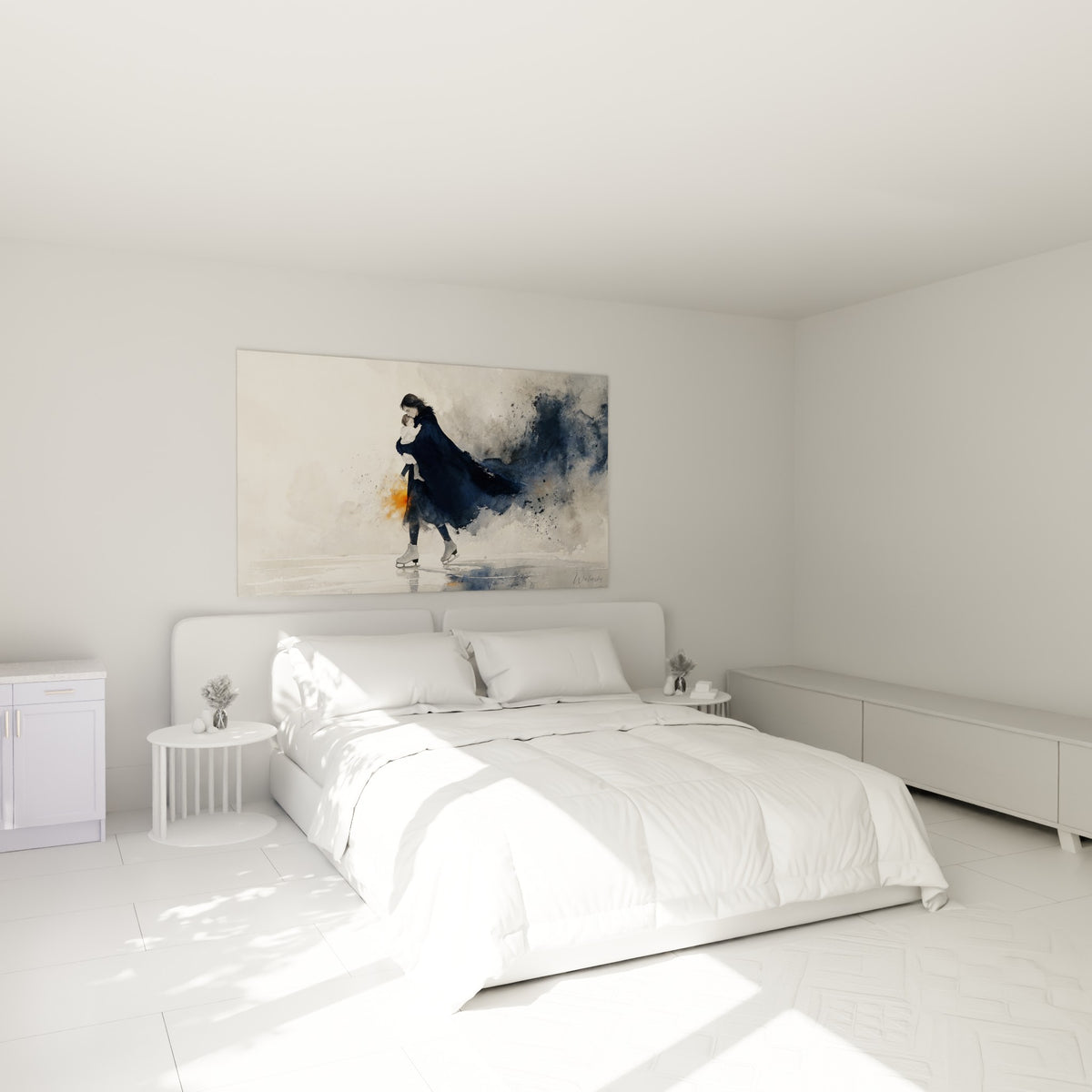Mère patineuse bleu marine et enfant blotti, tableau accroché au-dessus d'un lit dans une chambre claire