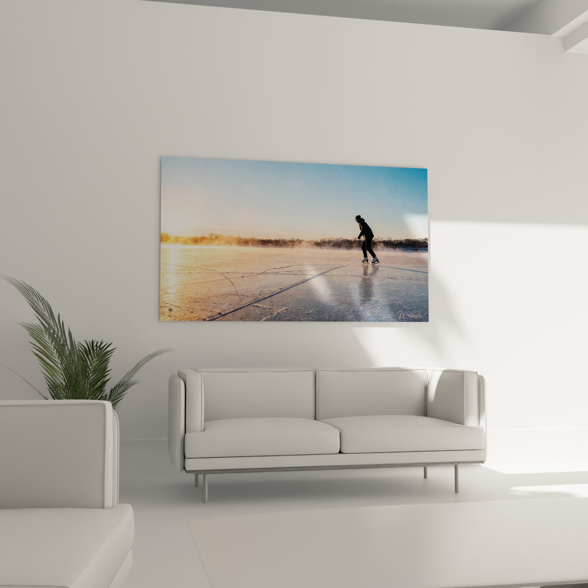 Patineur penché en avant sur lac bleu marine et doré, suspendu au-dessus d'un canapé dans un salon lumineux