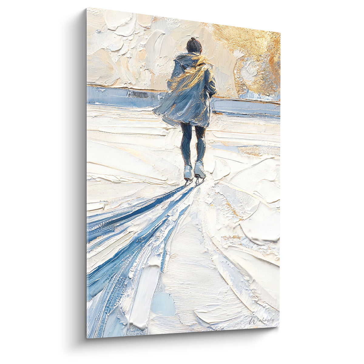 Patineuse au manteau bleu marine glissant sur glace blanche texturée aux reflets dorés