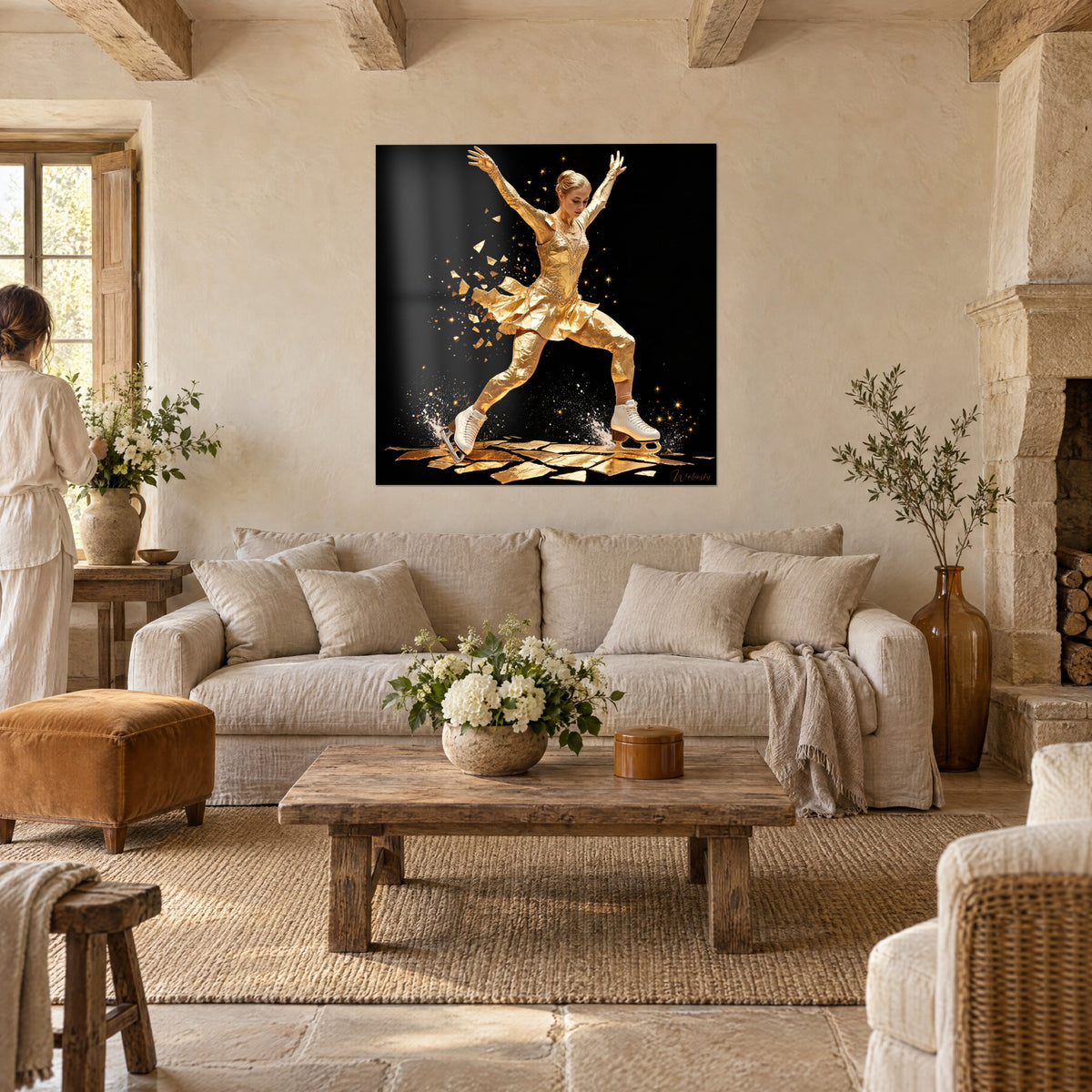 Silhouette dorée en plein élan de patinage artistique, accrochée au-dessus d'un lit dans une chambre claire