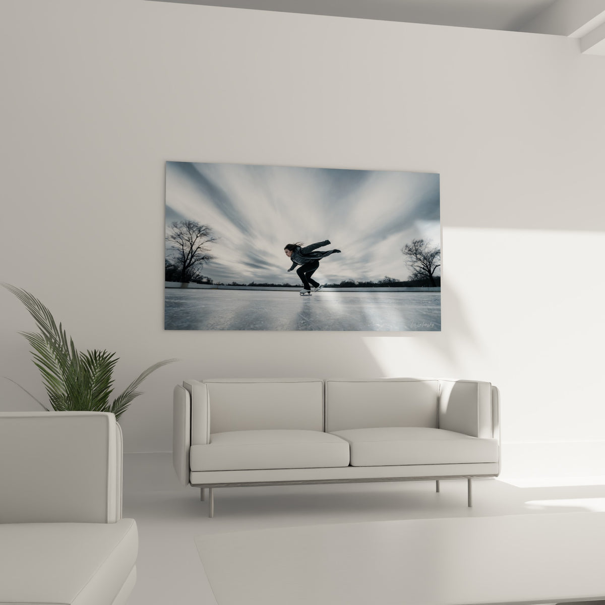 Corps incliné en pleine vitesse sur une patinoire blanche, tableau patinage artistique au-dessus d'un canapé dans un salon lumineux