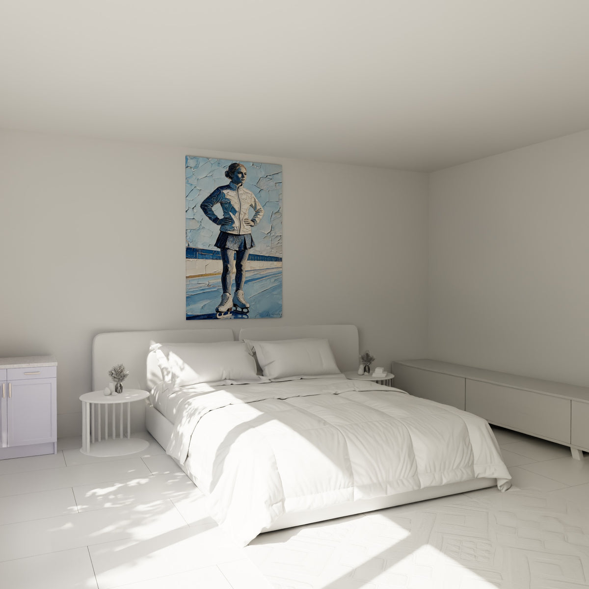 Jeune patineuse bleu marine et blanc, mains sur les hanches, au-dessus d'un lit dans une chambre claire