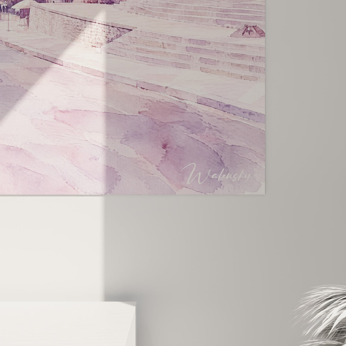 Détail des nuances rose poudré et mauve de l'aquarelle, grain du papier et coulures délicates visibles