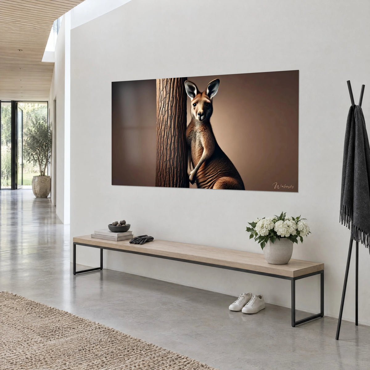 Schilderij Australische buidelzoogdier met lange, wit omrande oren, koperkleurige vacht op chocoladekleurige achtergrond, opgehangen in een lichte hal